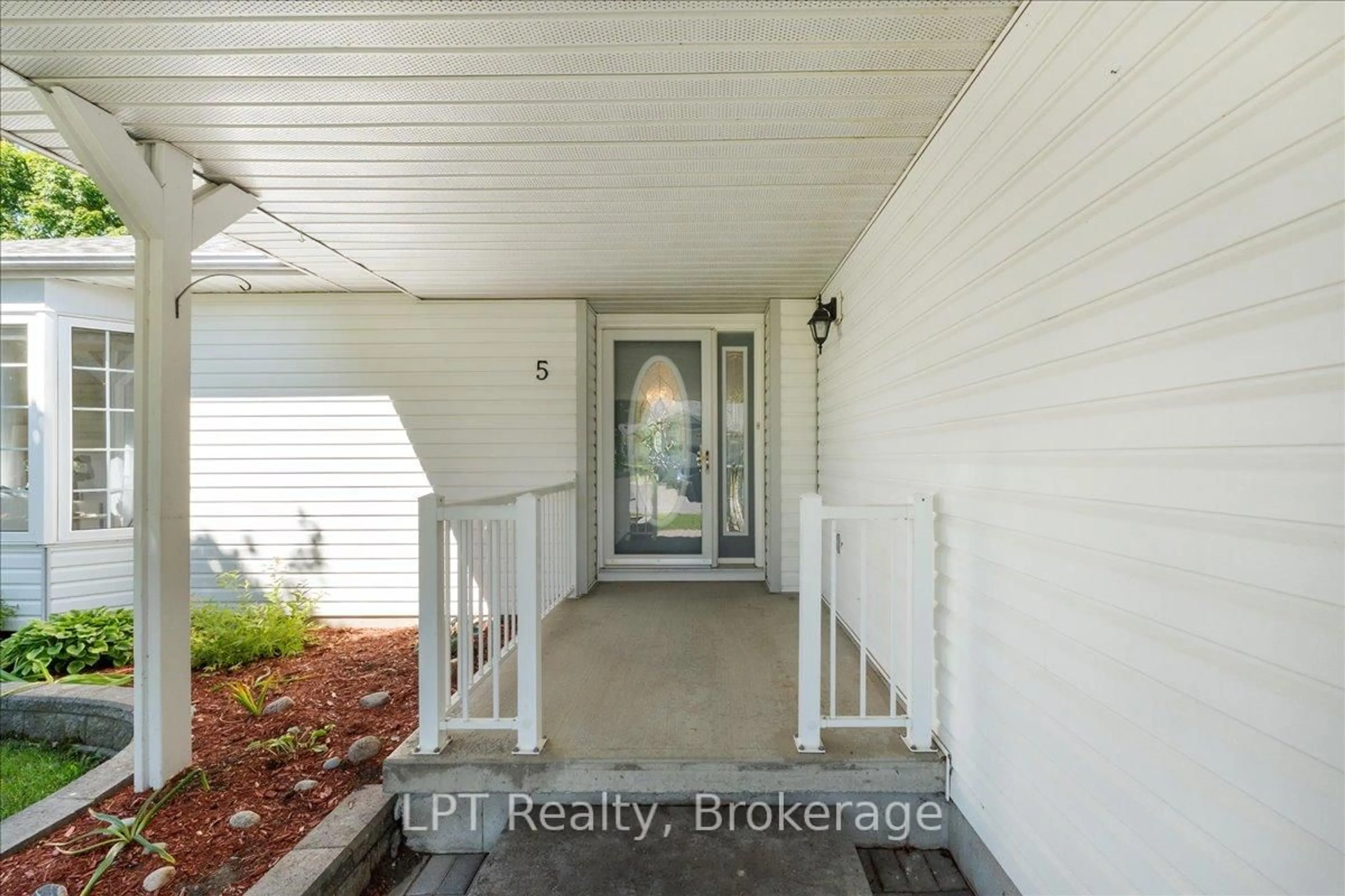 Indoor entryway for 5 Niagara Tr, Clarington Ontario L1B 1A2
