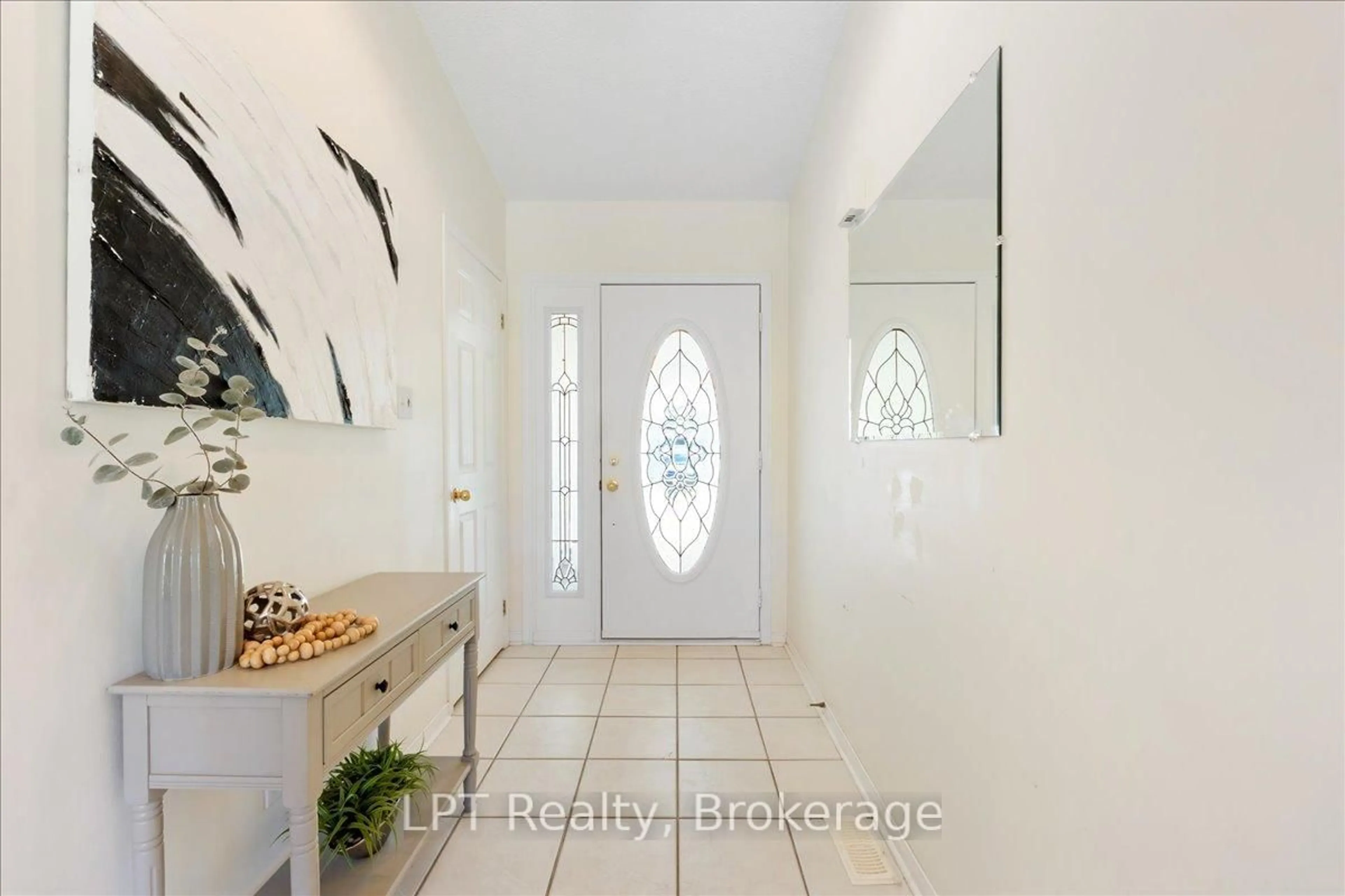 Indoor entryway for 5 Niagara Tr, Clarington Ontario L1B 1A2