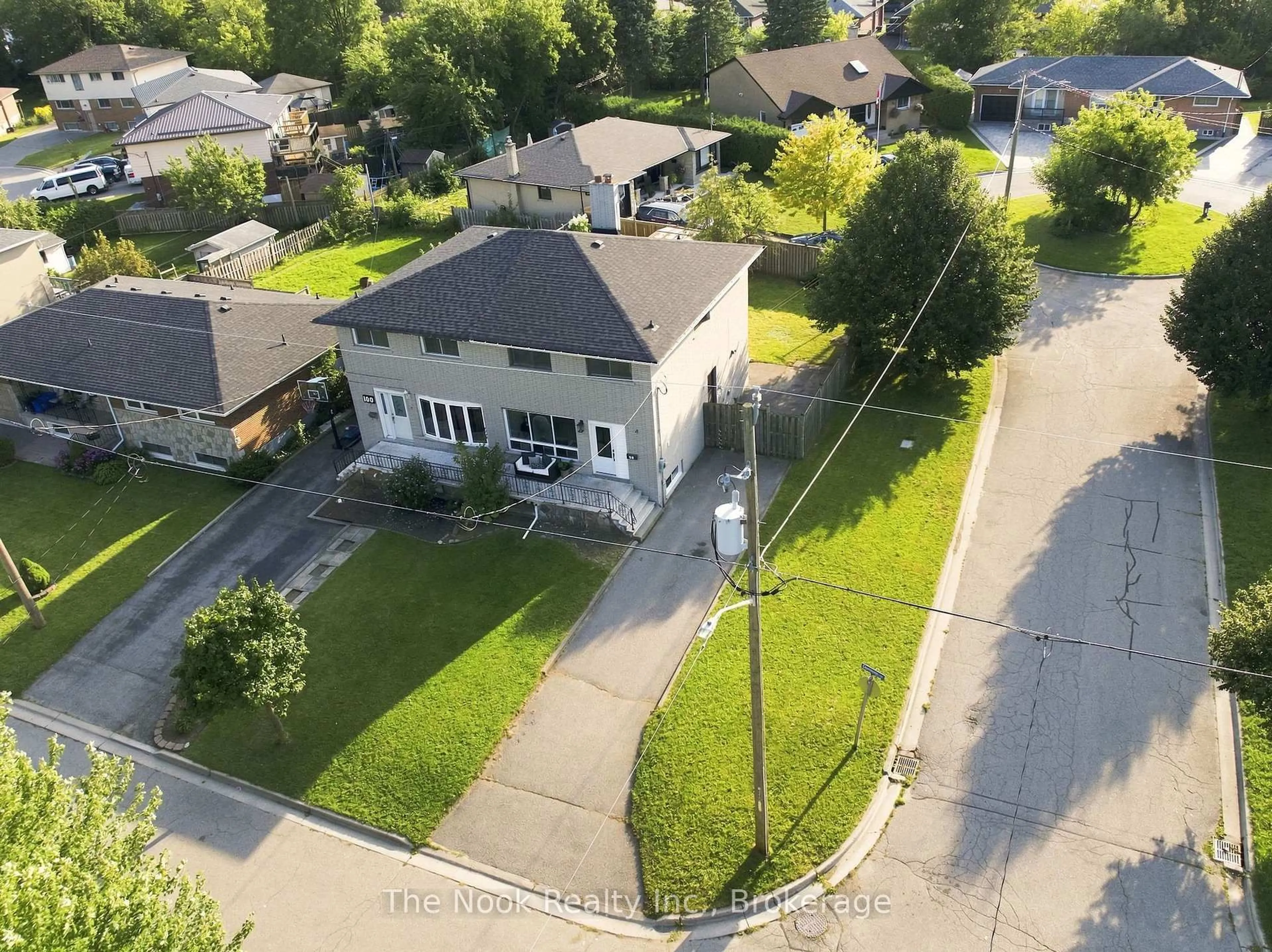 A pic from outside/outdoor area/front of a property/back of a property/a pic from drone, street for 98 Durham St, Oshawa Ontario L1J 5P8