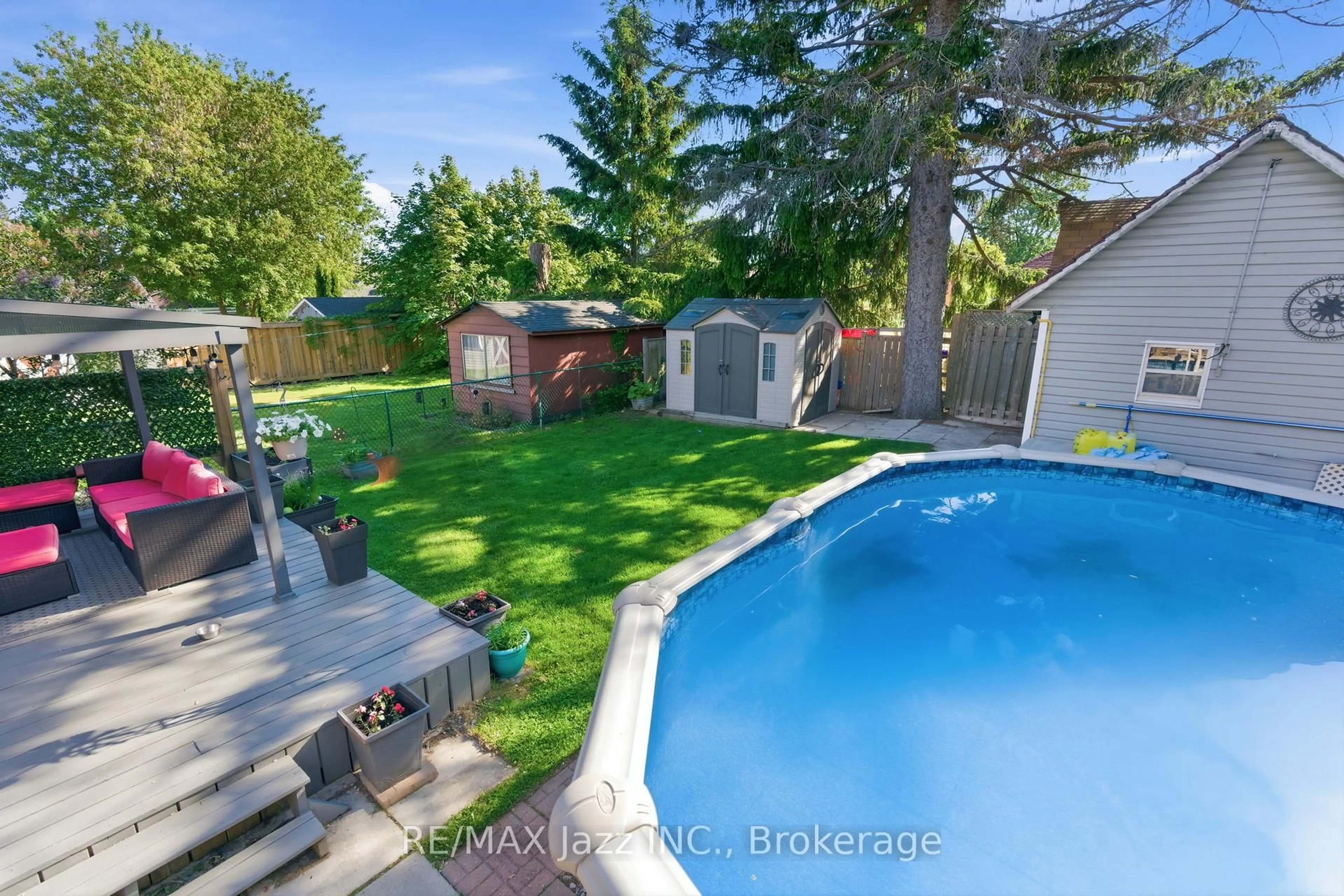 A pic from outside/outdoor area/front of a property/back of a property/a pic from drone, street for 72 Cadillac Ave, Oshawa Ontario L1H 5Z2