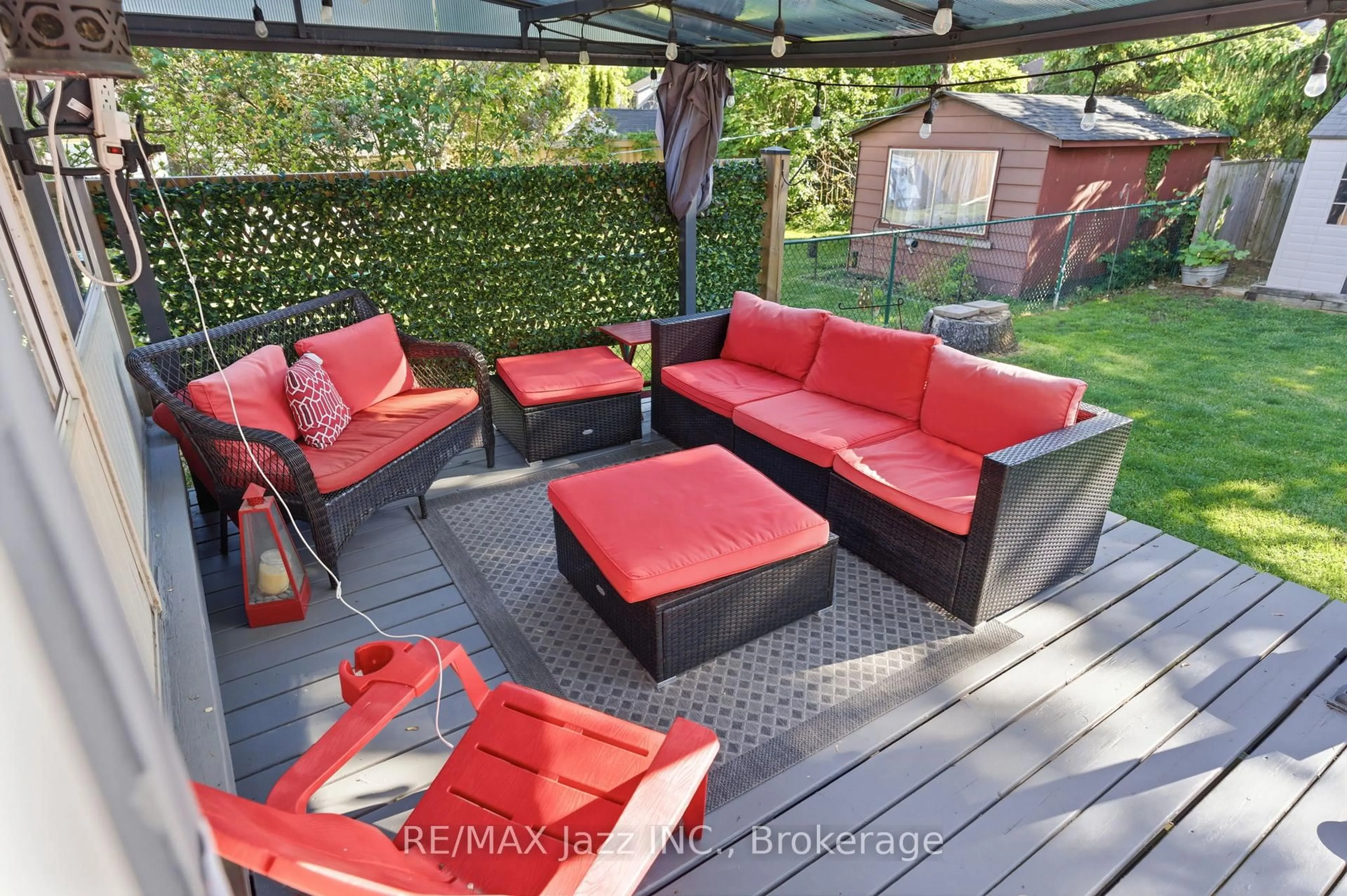 Patio, street for 72 Cadillac Ave, Oshawa Ontario L1H 5Z2