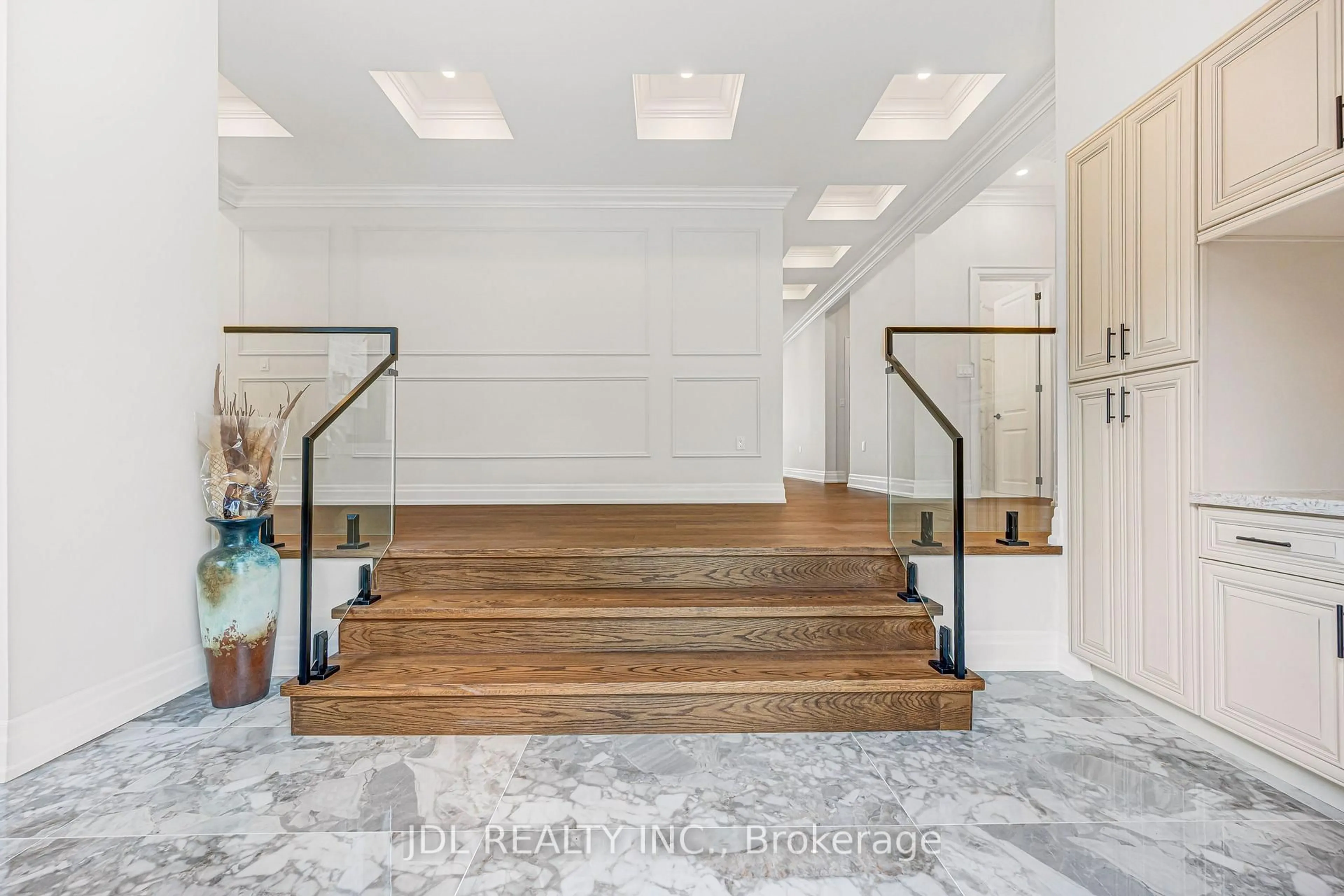 Indoor foyer for 536 Fralicks Beach Rd, Scugog Ontario L9L 1B4