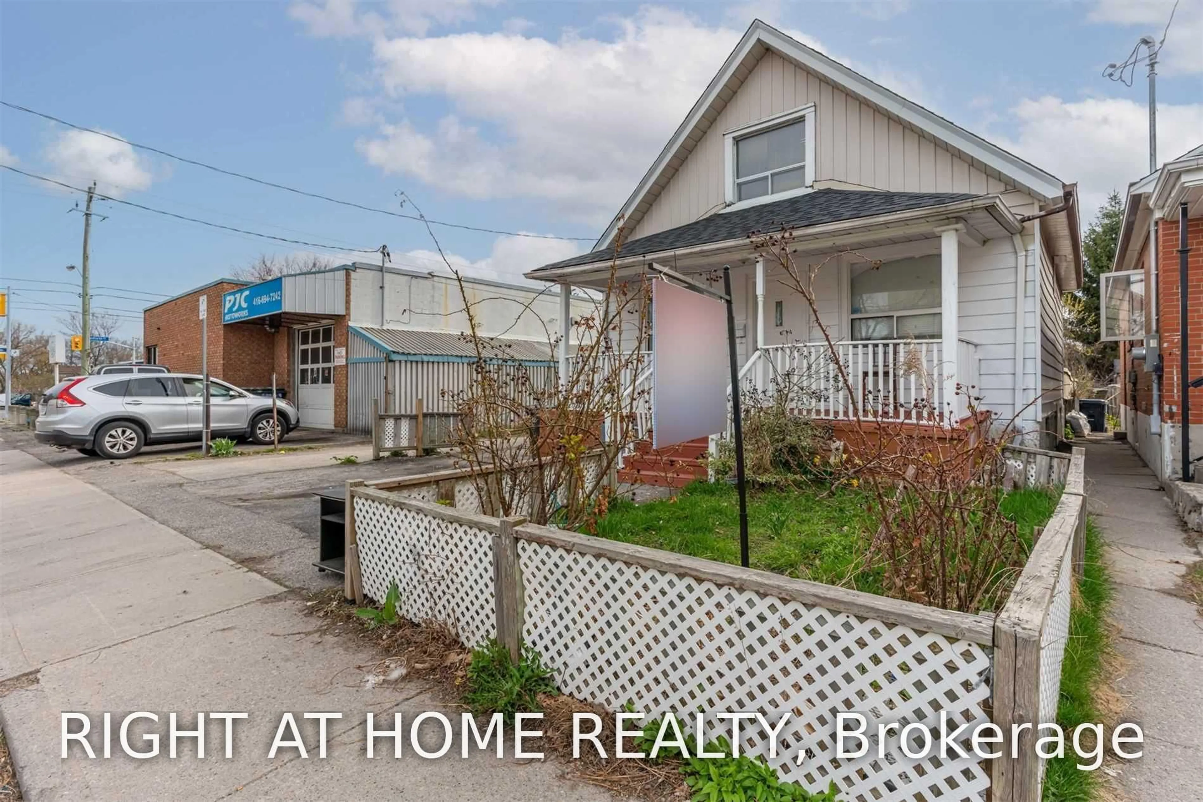 Home with vinyl exterior material, street for 54 Byng Ave, Toronto Ontario M1L 3N7