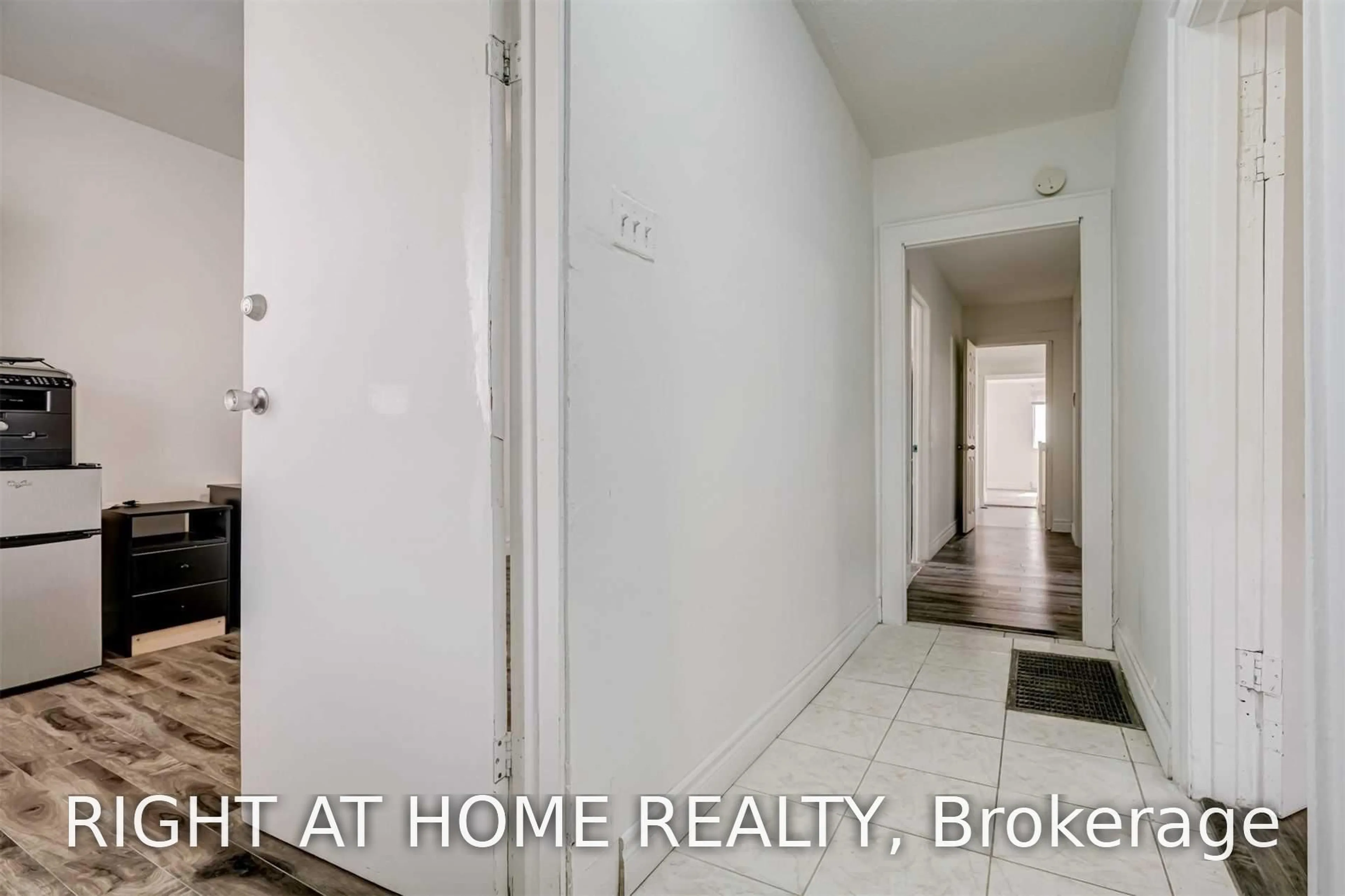 Indoor entryway for 54 Byng Ave, Toronto Ontario M1L 3N7