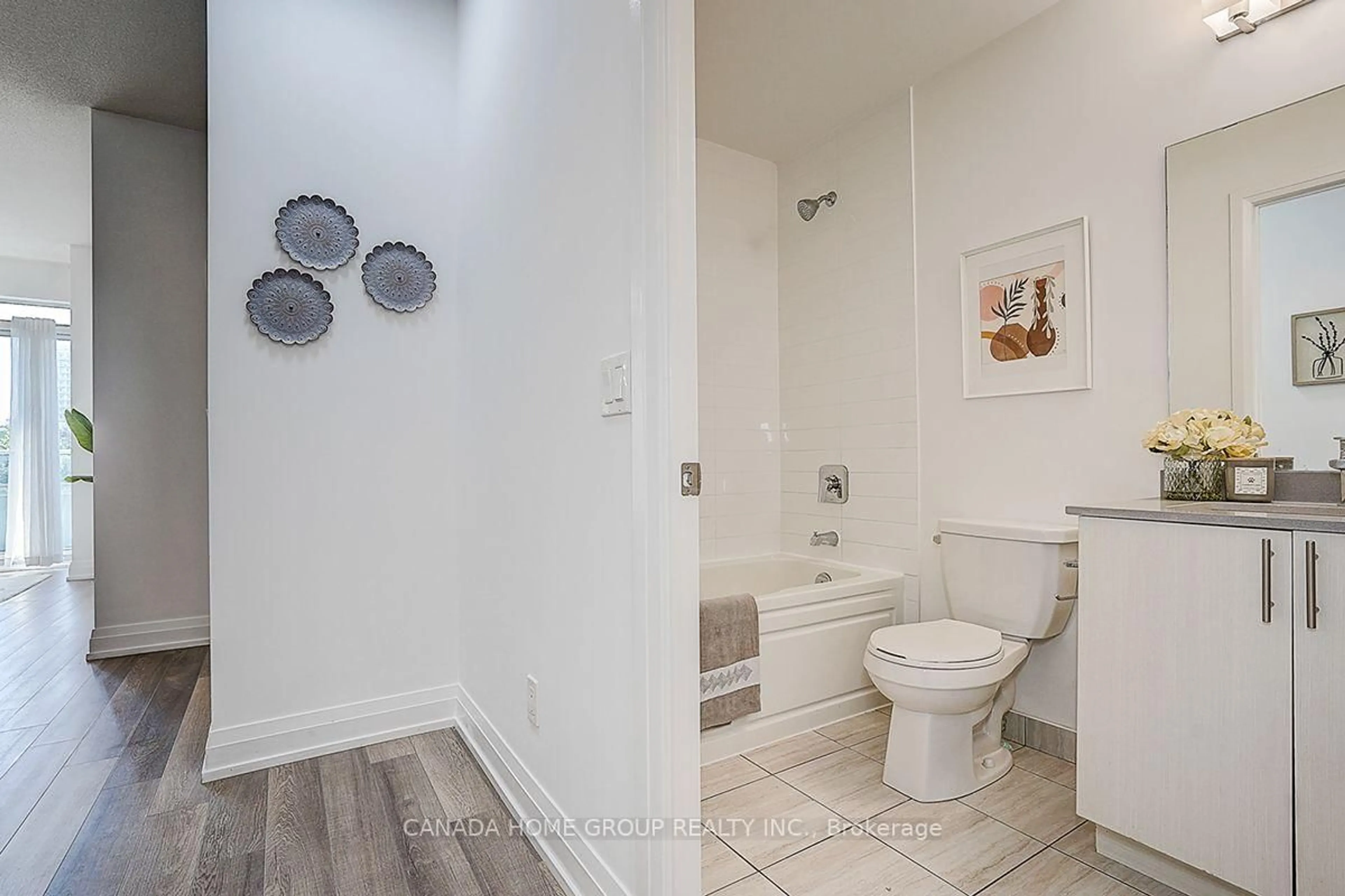 Standard bathroom, ceramic/tile floor for 3121 Sheppard Ave #522, Toronto Ontario M1T 0B6