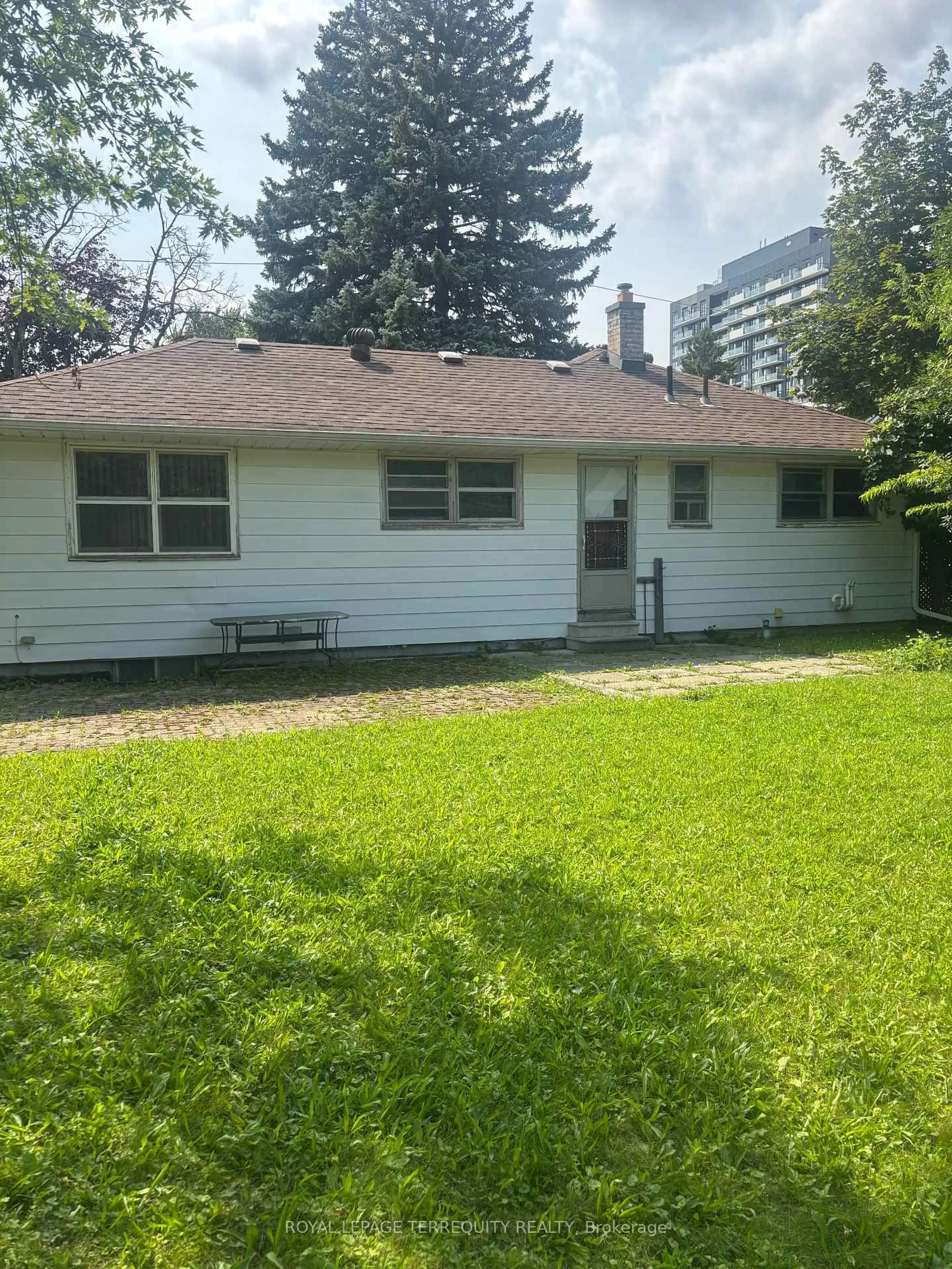 A pic from outside/outdoor area/front of a property/back of a property/a pic from drone, street for 73 Aragon Ave, Toronto Ontario M1T 1Y1