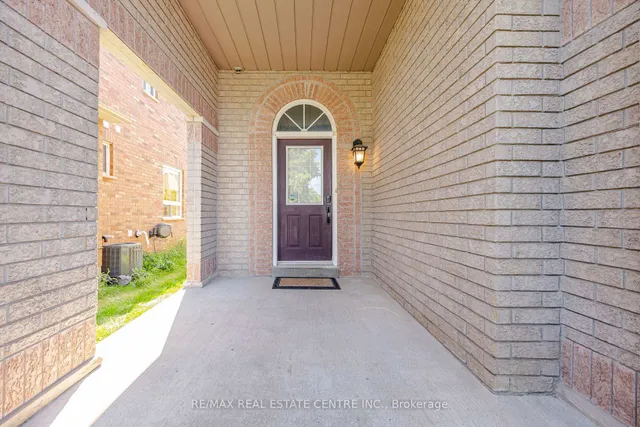 215 Willowbrook Dr, Whitby 5