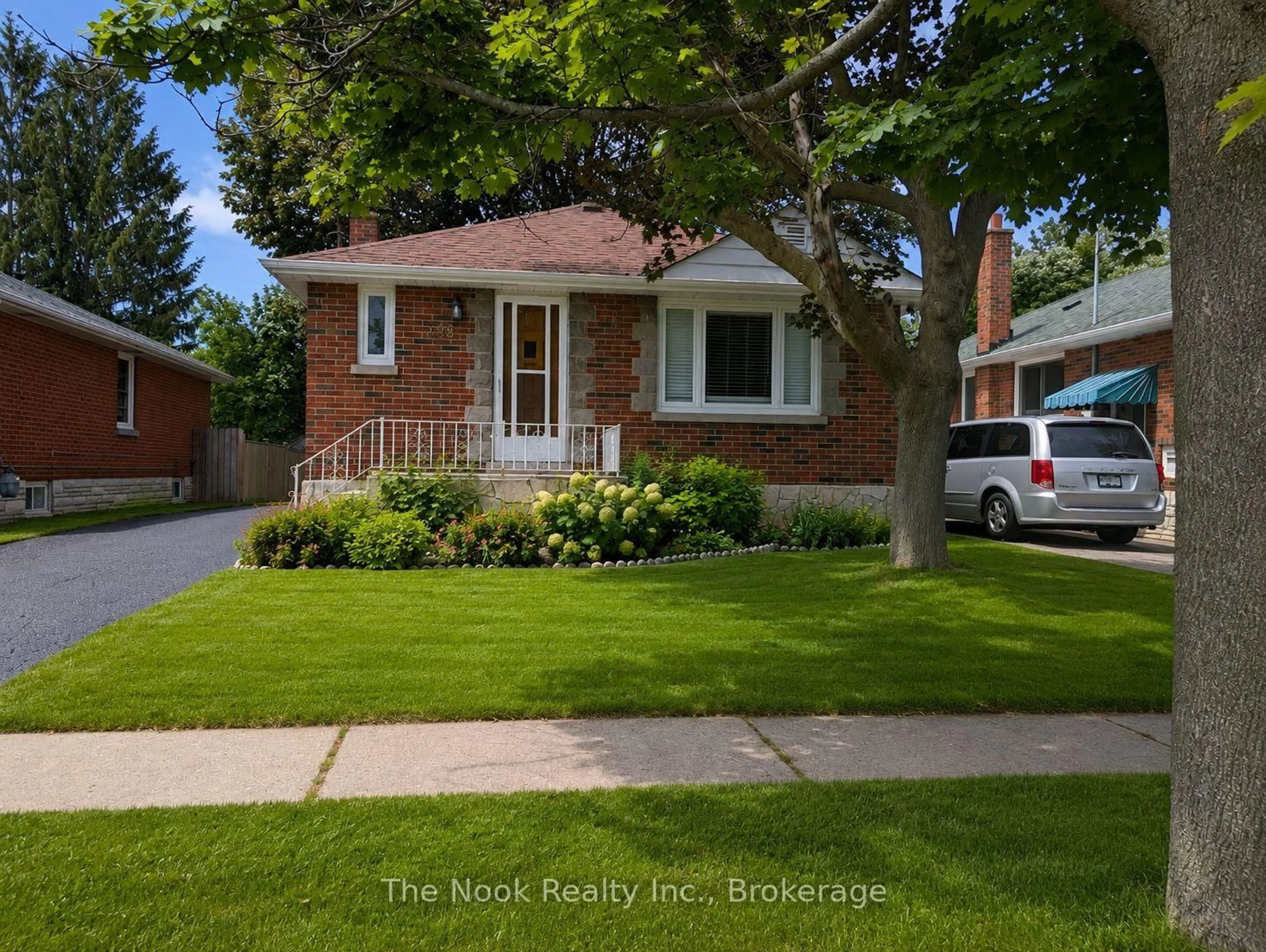 Home with brick exterior material, street for 288 Cadillac Ave, Oshawa Ontario L1H 5Z8