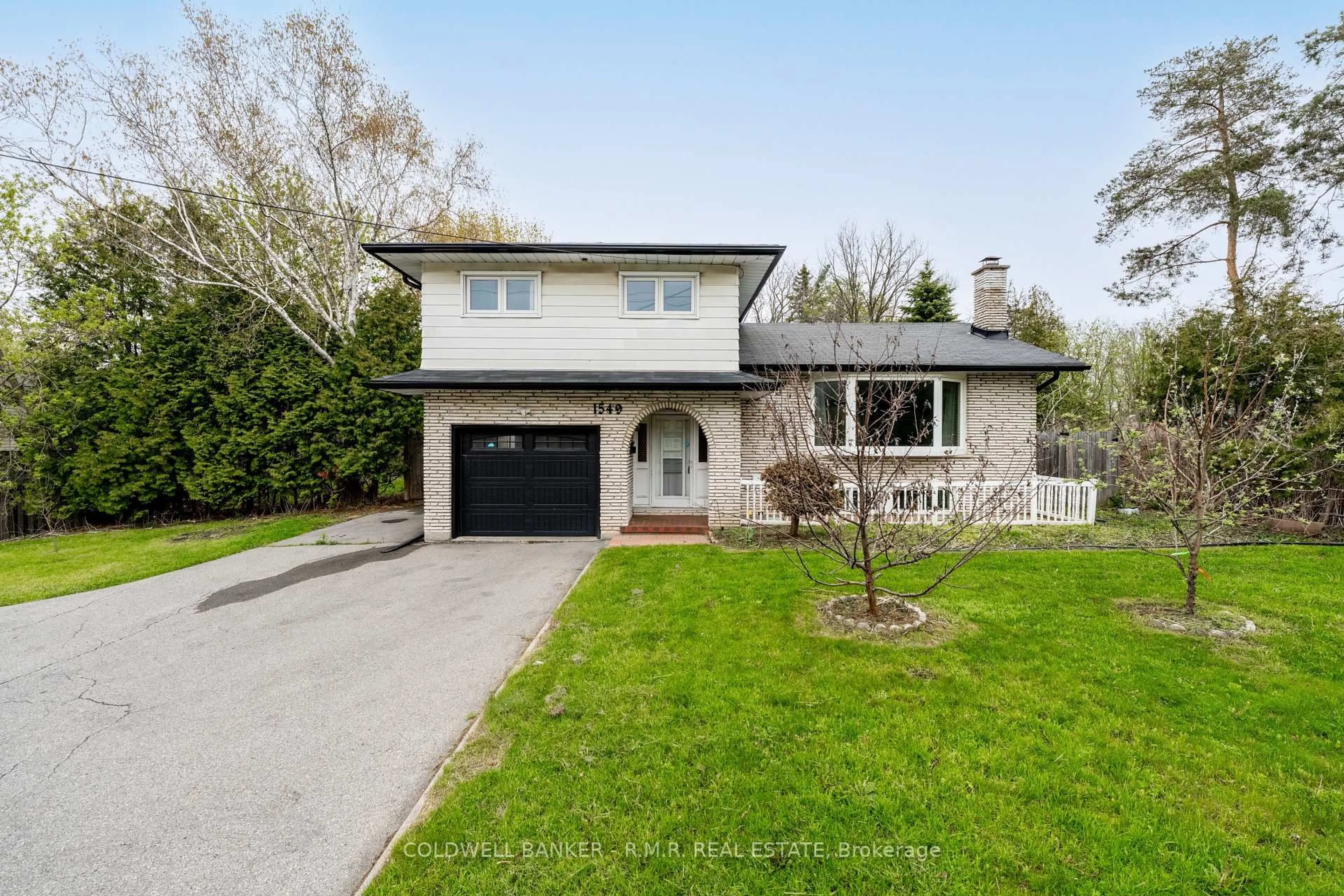 Home with brick exterior material, street for 1549 Simcoe St, Oshawa Ontario L1G 4X8