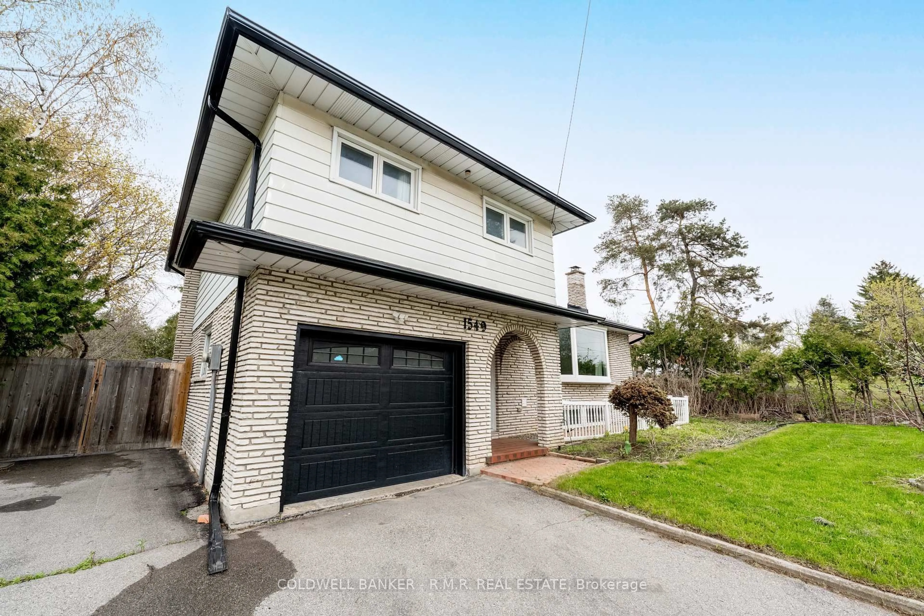 Home with brick exterior material, street for 1549 Simcoe St, Oshawa Ontario L1G 4X8