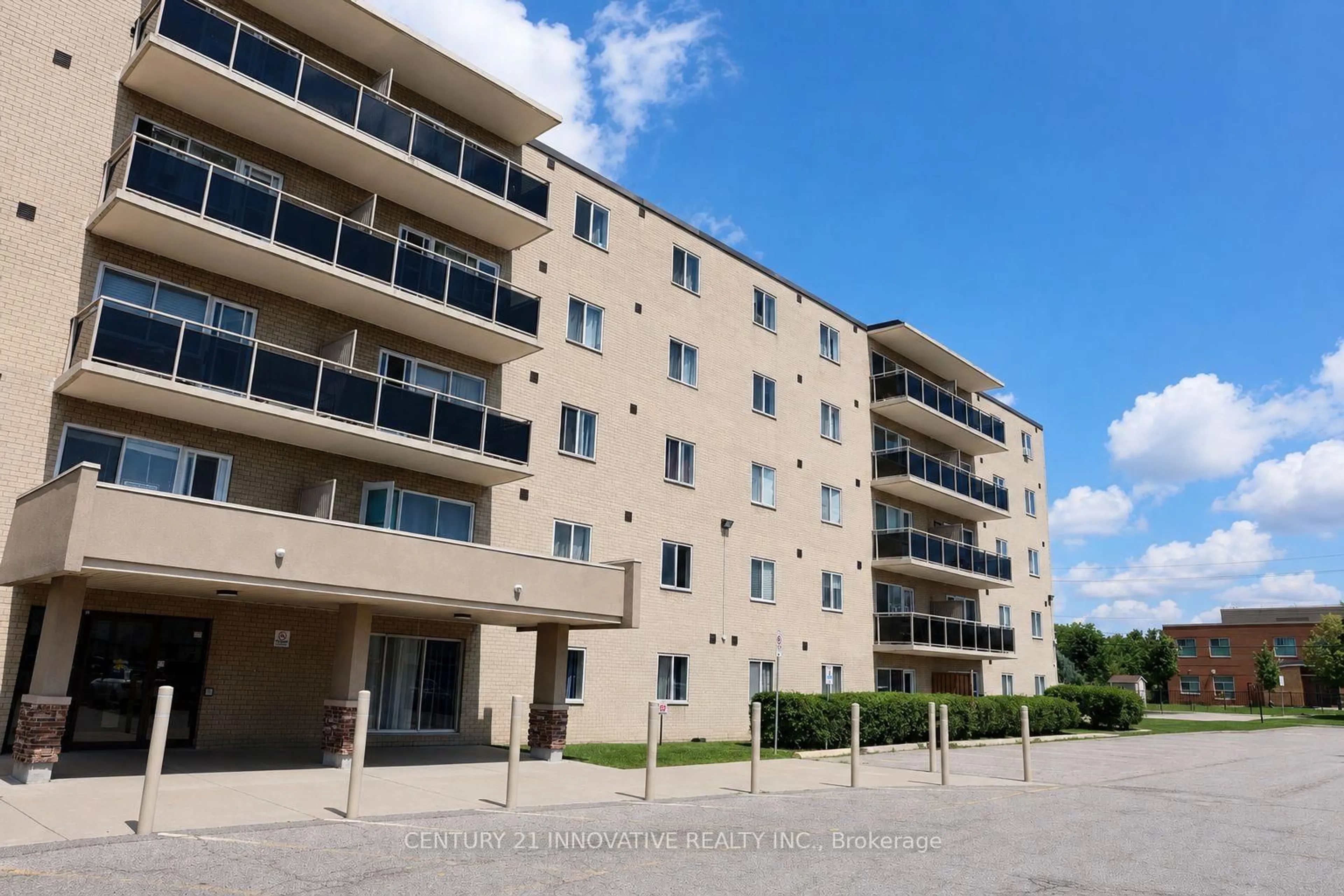 Patio, building for 936 Glen St #101, Oshawa Ontario L1J 5Z7