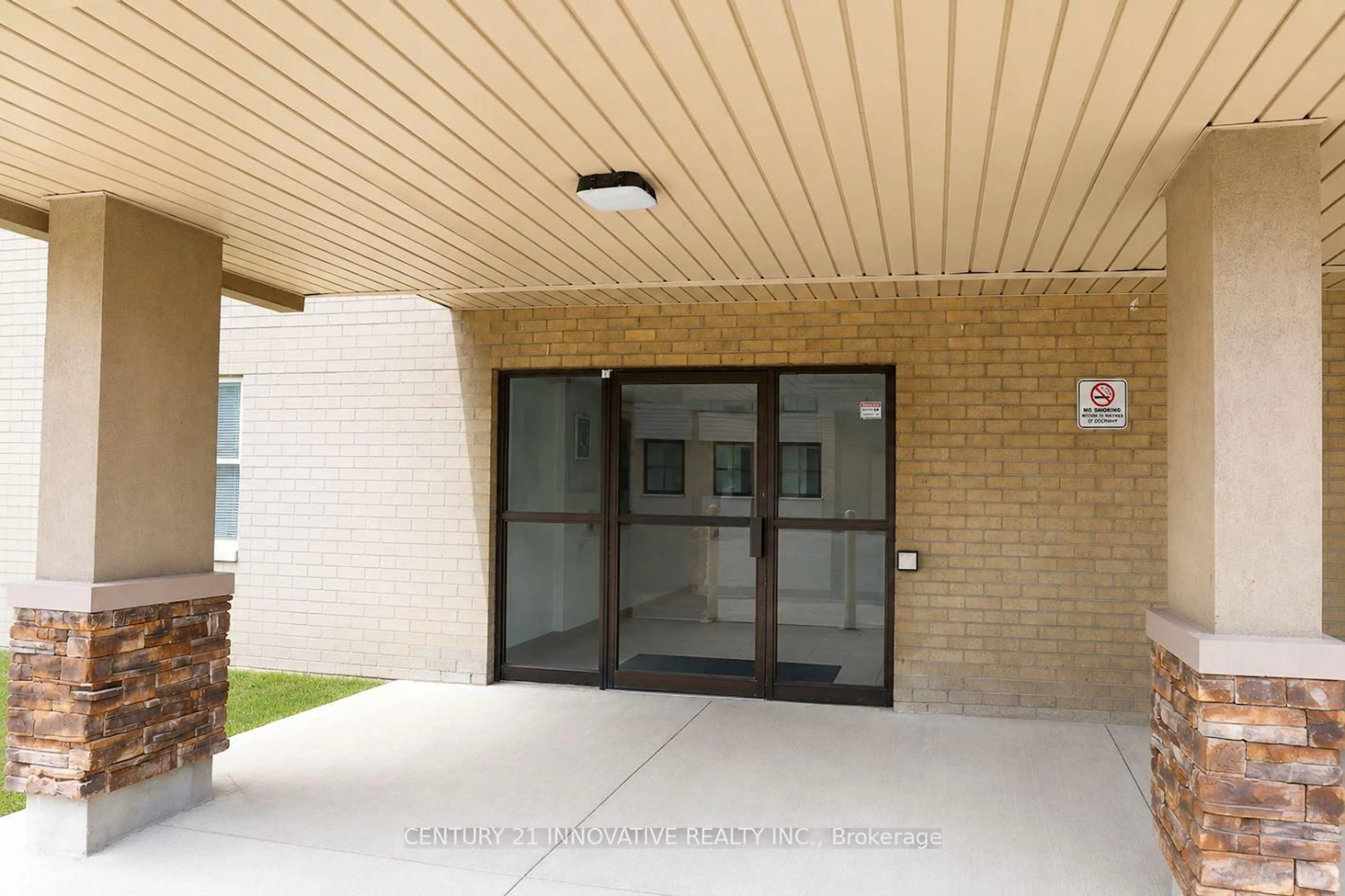 Indoor foyer for 936 Glen St #101, Oshawa Ontario L1J 5Z7