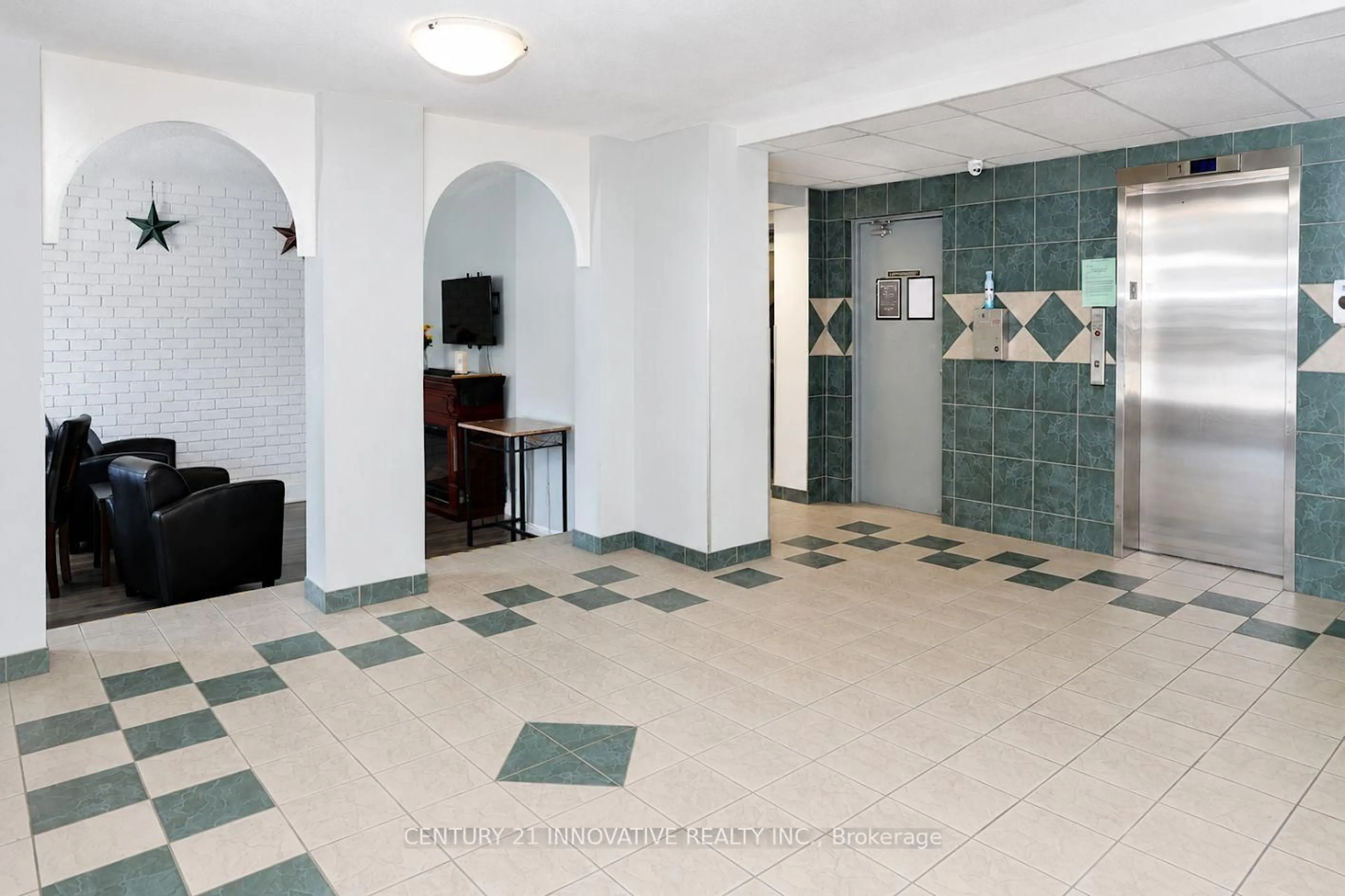 Indoor foyer for 936 Glen St #101, Oshawa Ontario L1J 5Z7