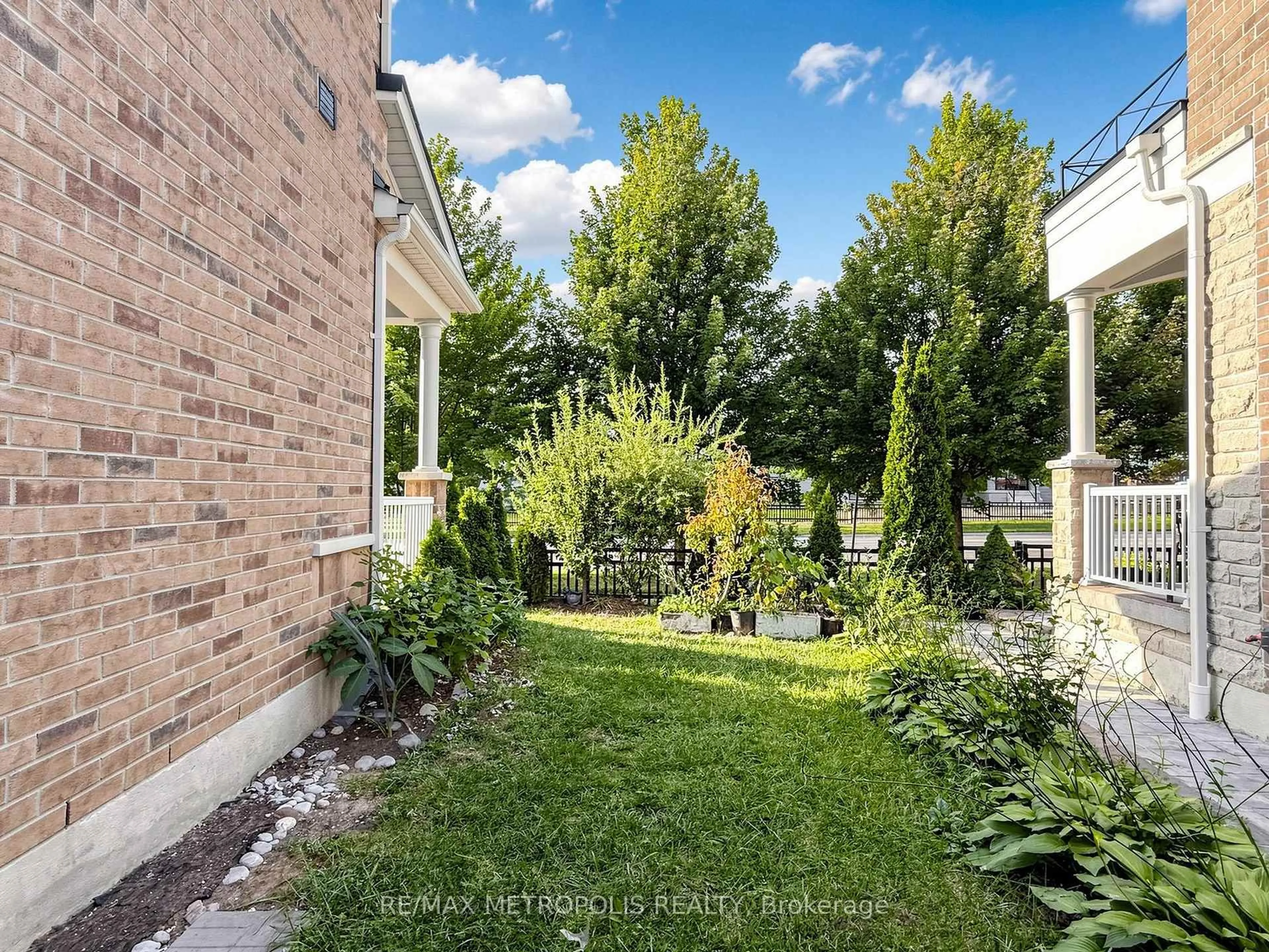 A pic from outside/outdoor area/front of a property/back of a property/a pic from drone, street for 84 Braebrook Dr, Whitby Ontario L1R 0M9