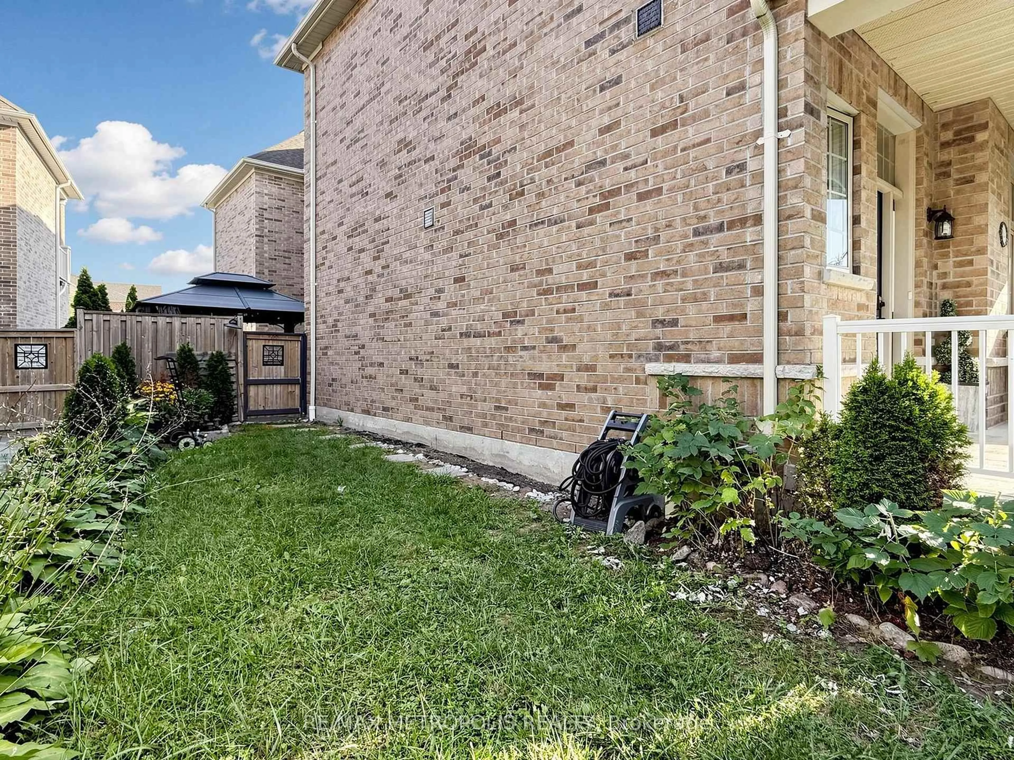 Unknown for 84 Braebrook Dr, Whitby Ontario L1R 0M9