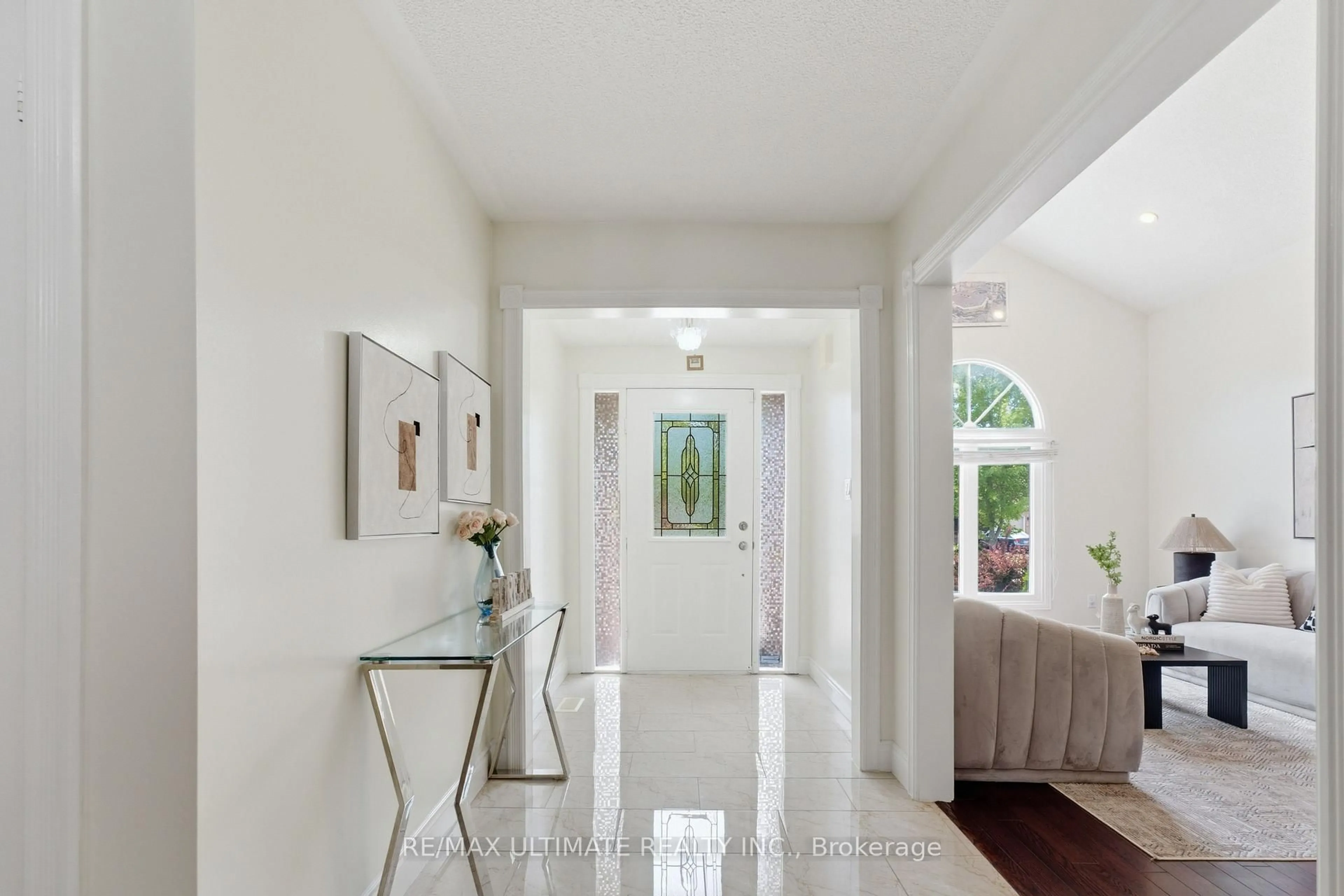 Indoor entryway for 872 Corbetts Rd, Oshawa Ontario L1K 2E1