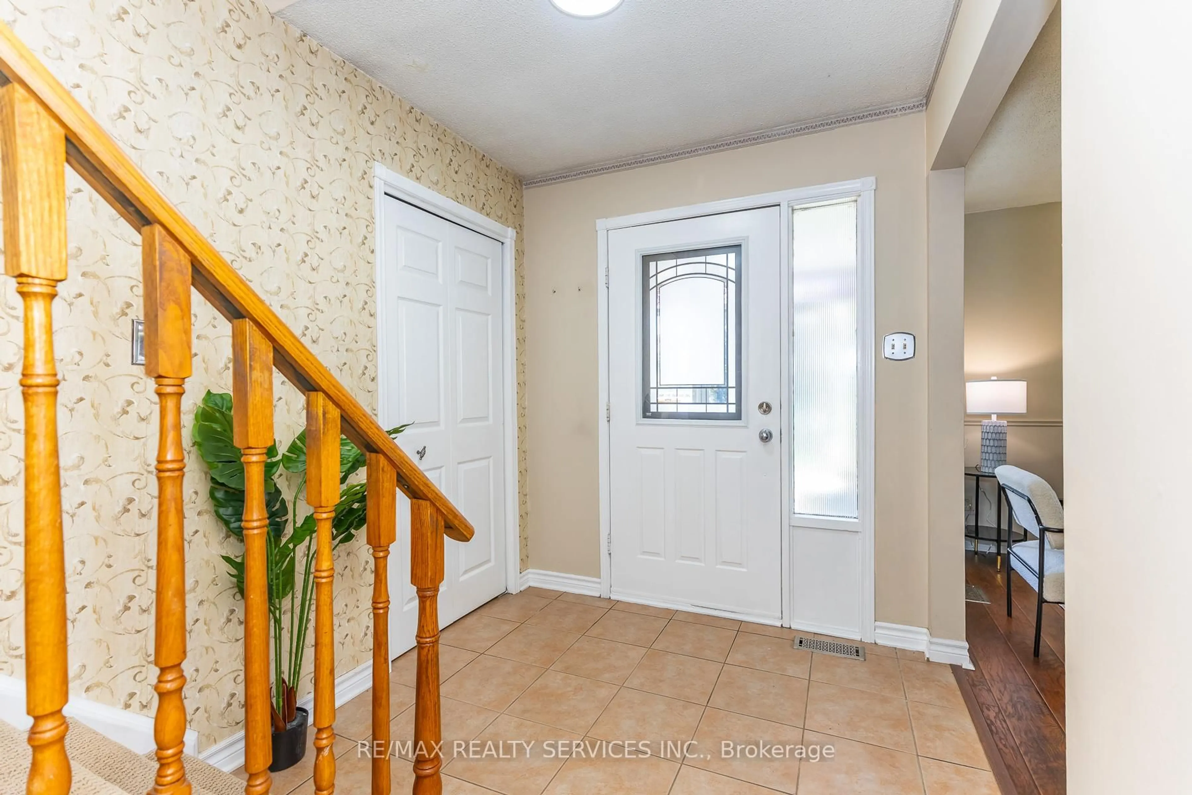 Indoor entryway for 1217 Gloucester Sq, Pickering Ontario L1V 3P7