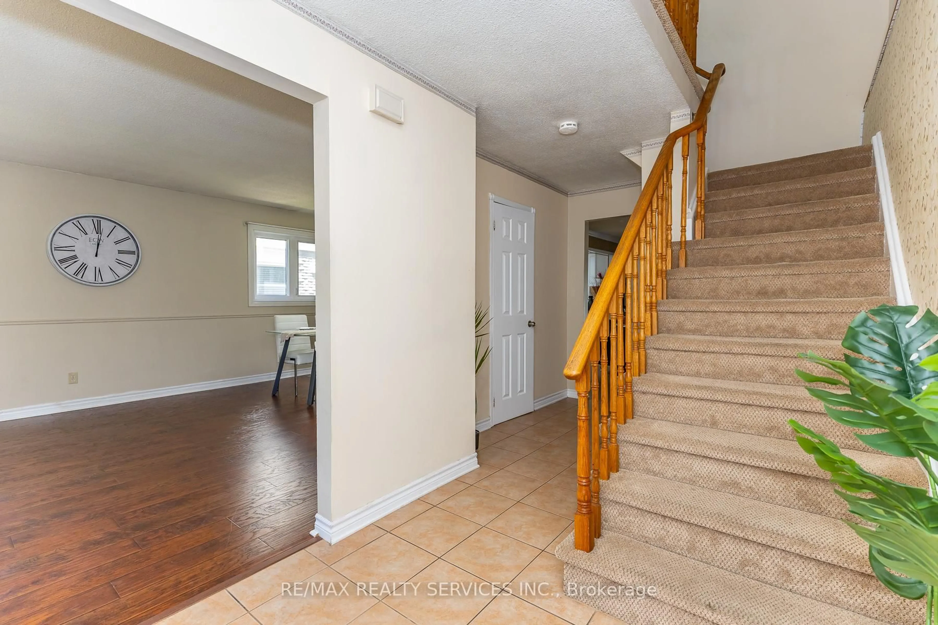 Indoor entryway for 1217 Gloucester Sq, Pickering Ontario L1V 3P7