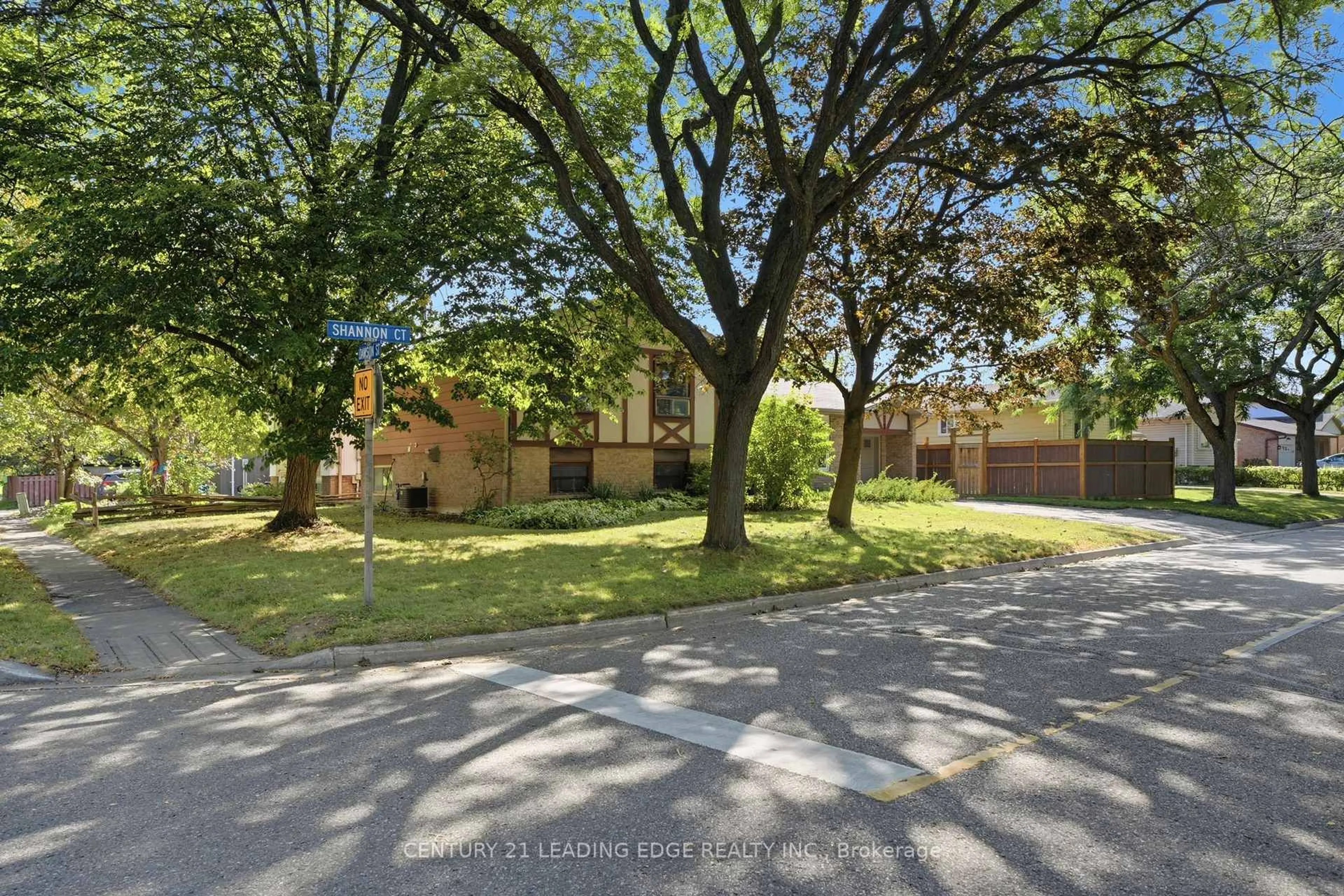 A pic from outside/outdoor area/front of a property/back of a property/a pic from drone, street for 7 DAWSON St, Whitby Ontario L1N 6B3