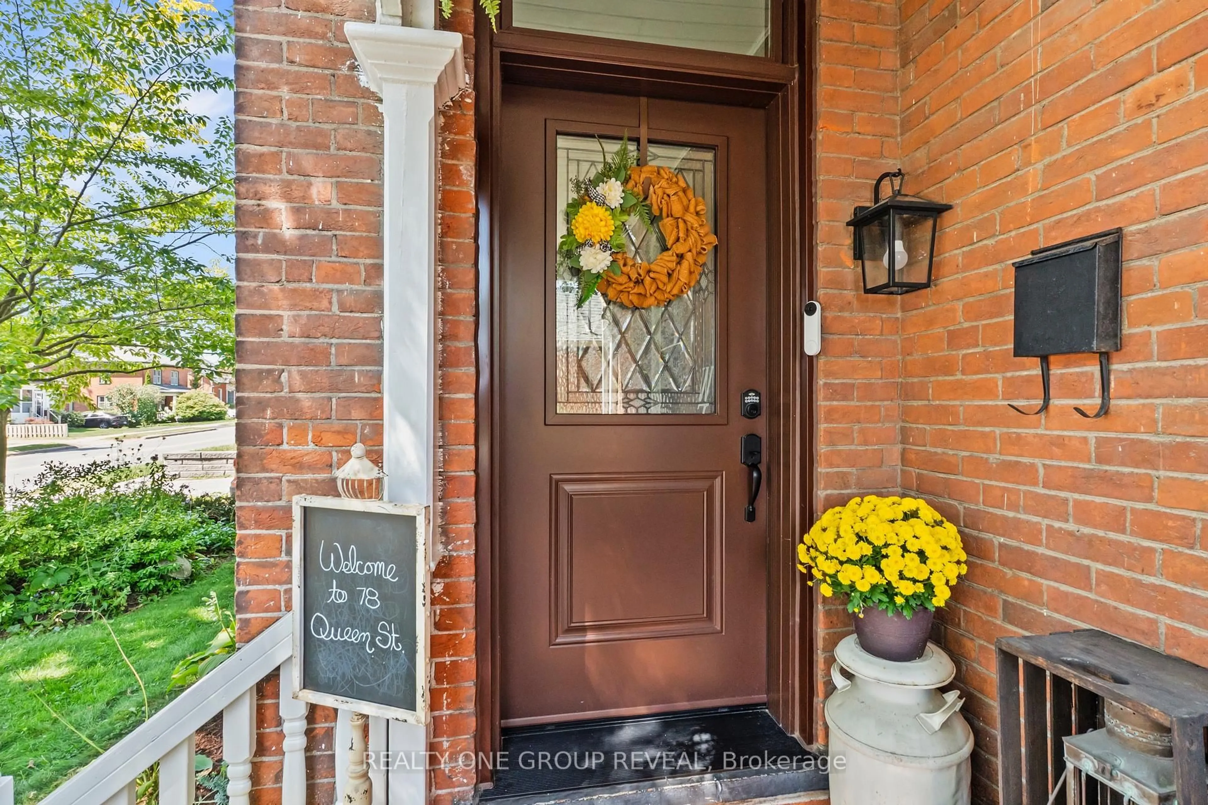 Indoor entryway for 78 Queen St, Clarington Ontario L1C 1M6