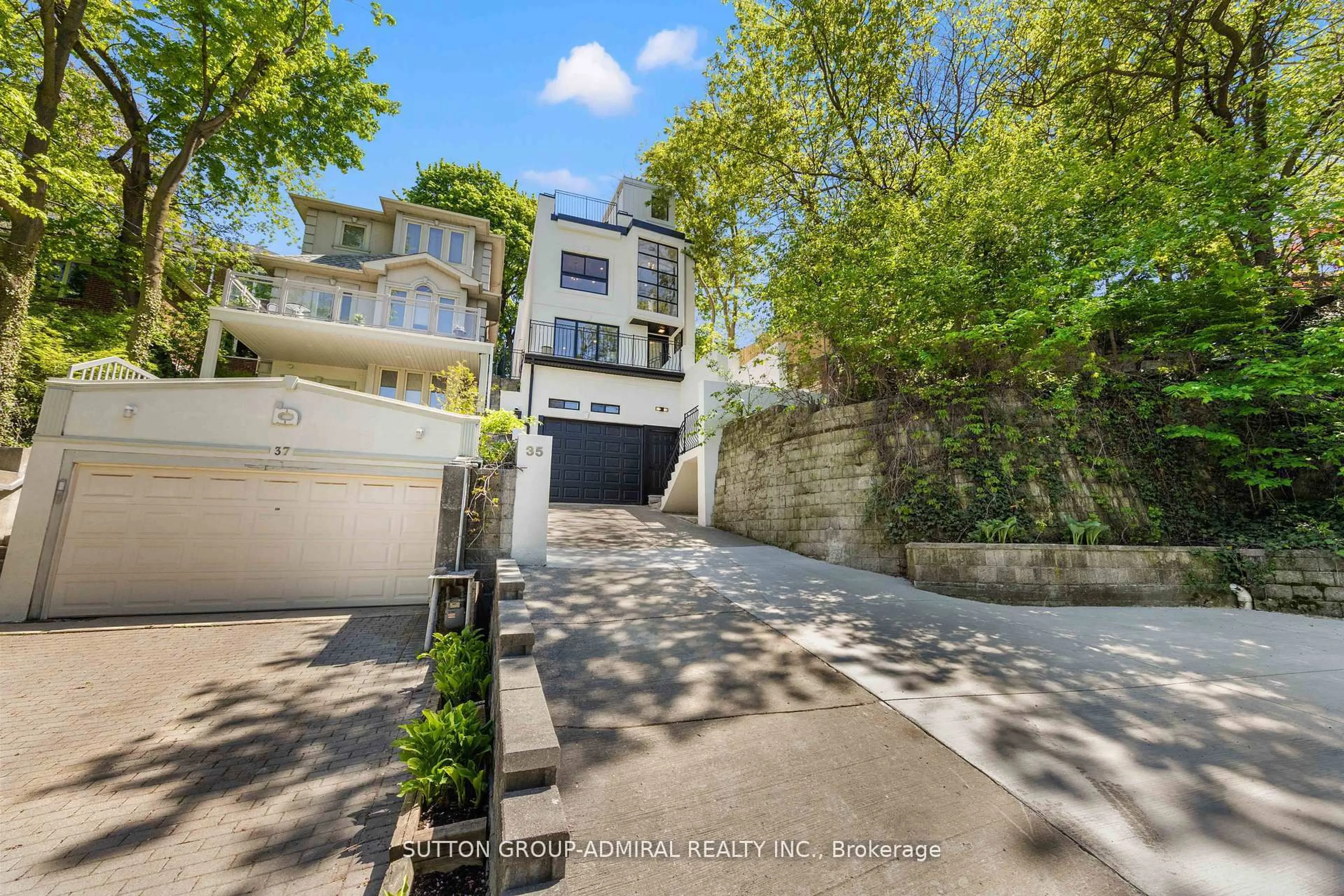 A pic from outside/outdoor area/front of a property/back of a property/a pic from drone, street for 35 Beechwood Dr, Toronto Ontario M4K 3H7