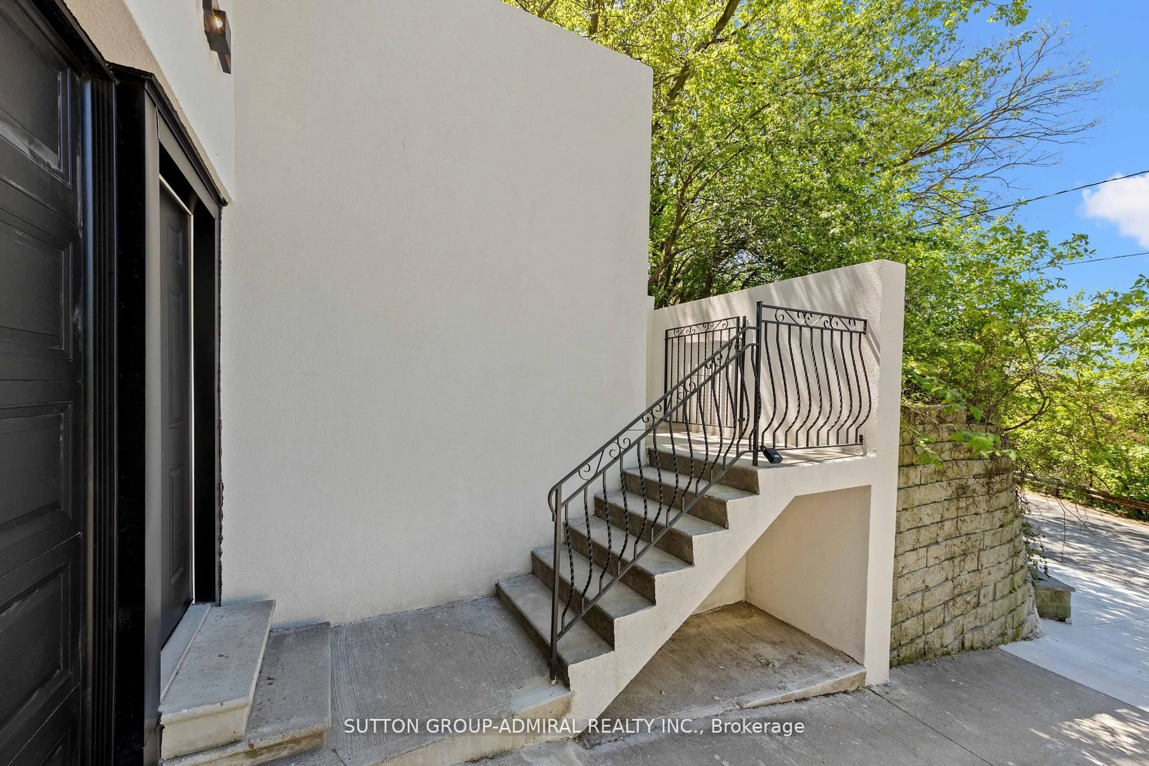 Stairs for 35 Beechwood Dr, Toronto Ontario M4K 3H7