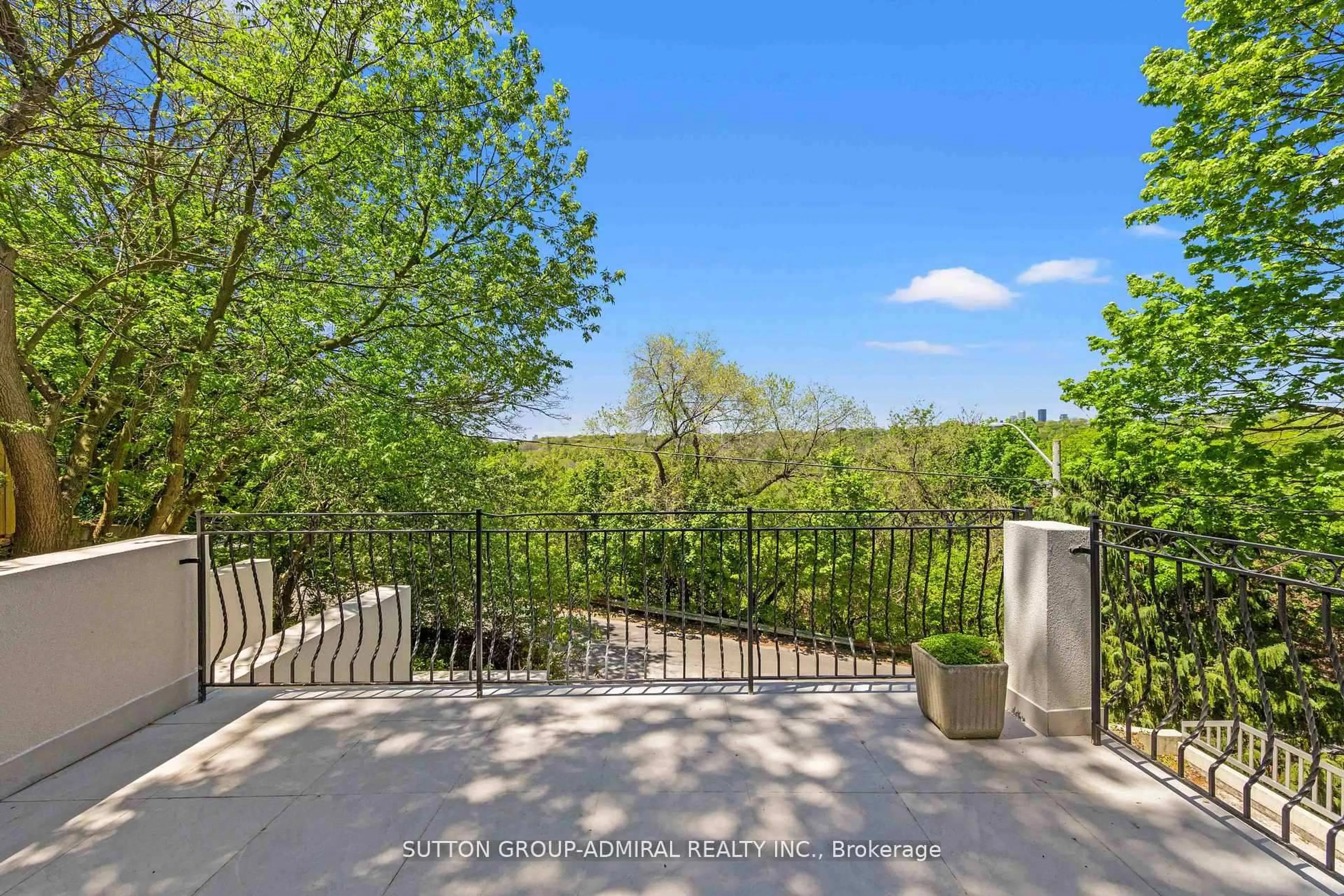 A pic from outside/outdoor area/front of a property/back of a property/a pic from drone, water/lake/river/ocean view for 35 Beechwood Dr, Toronto Ontario M4K 3H7