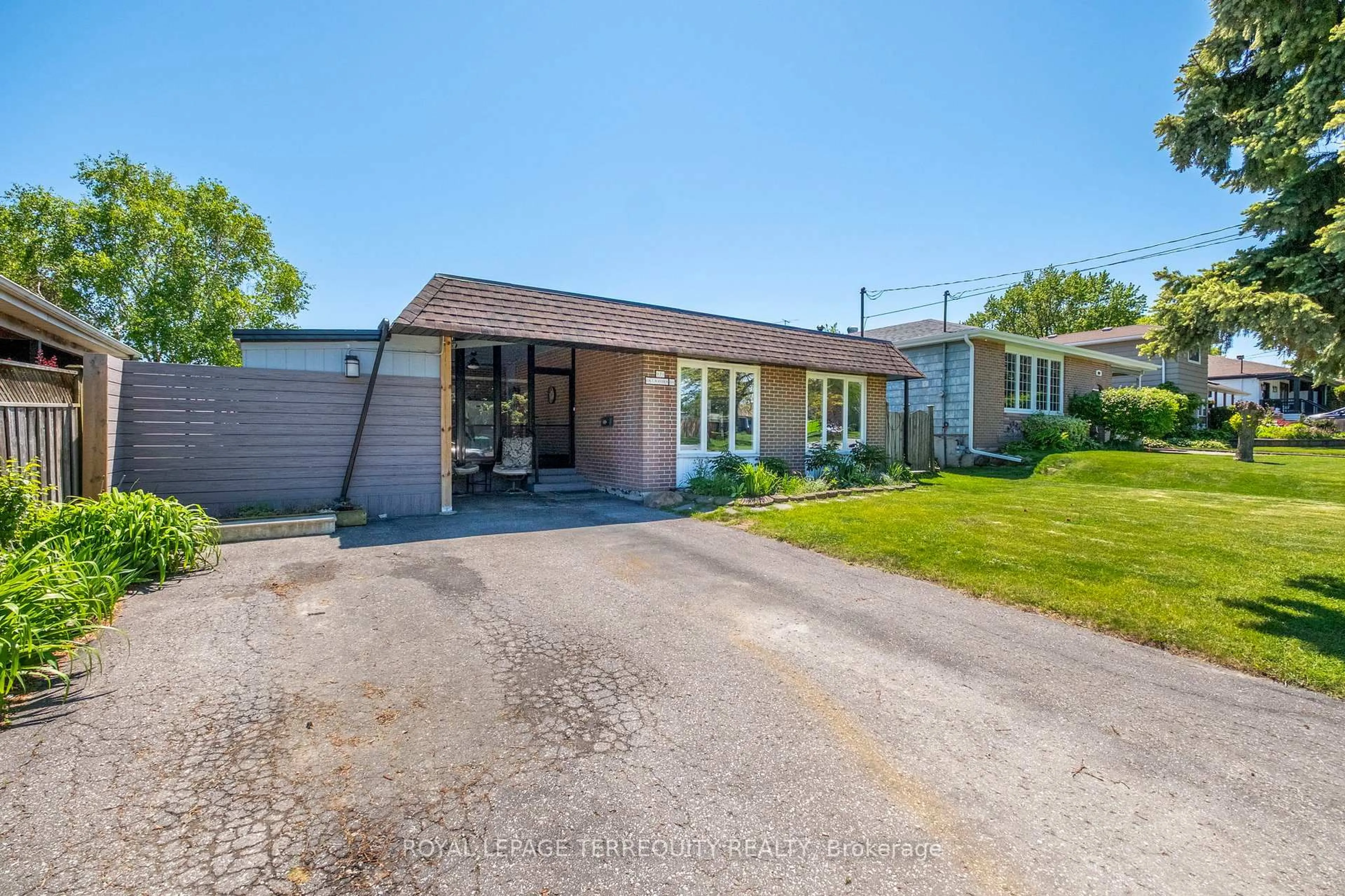 A pic from outside/outdoor area/front of a property/back of a property/a pic from drone, street for 971 Oklahoma Dr, Pickering Ontario L1W 2H8