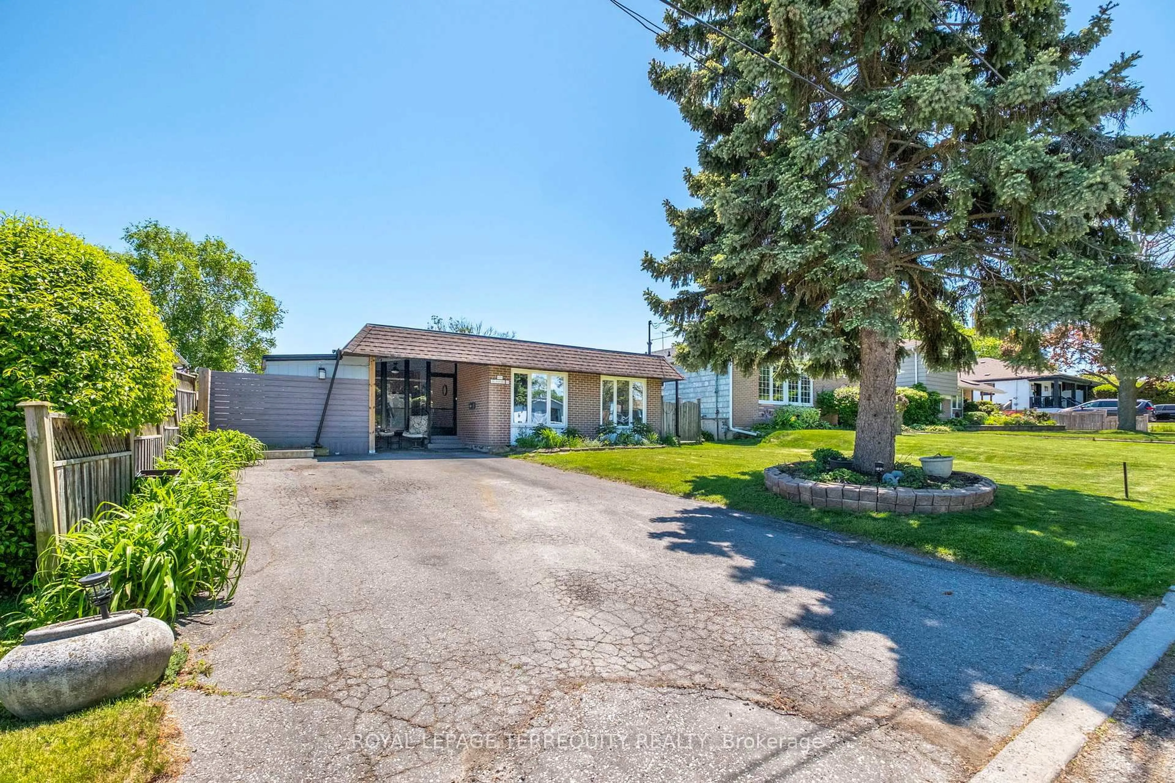 A pic from outside/outdoor area/front of a property/back of a property/a pic from drone, street for 971 Oklahoma Dr, Pickering Ontario L1W 2H8