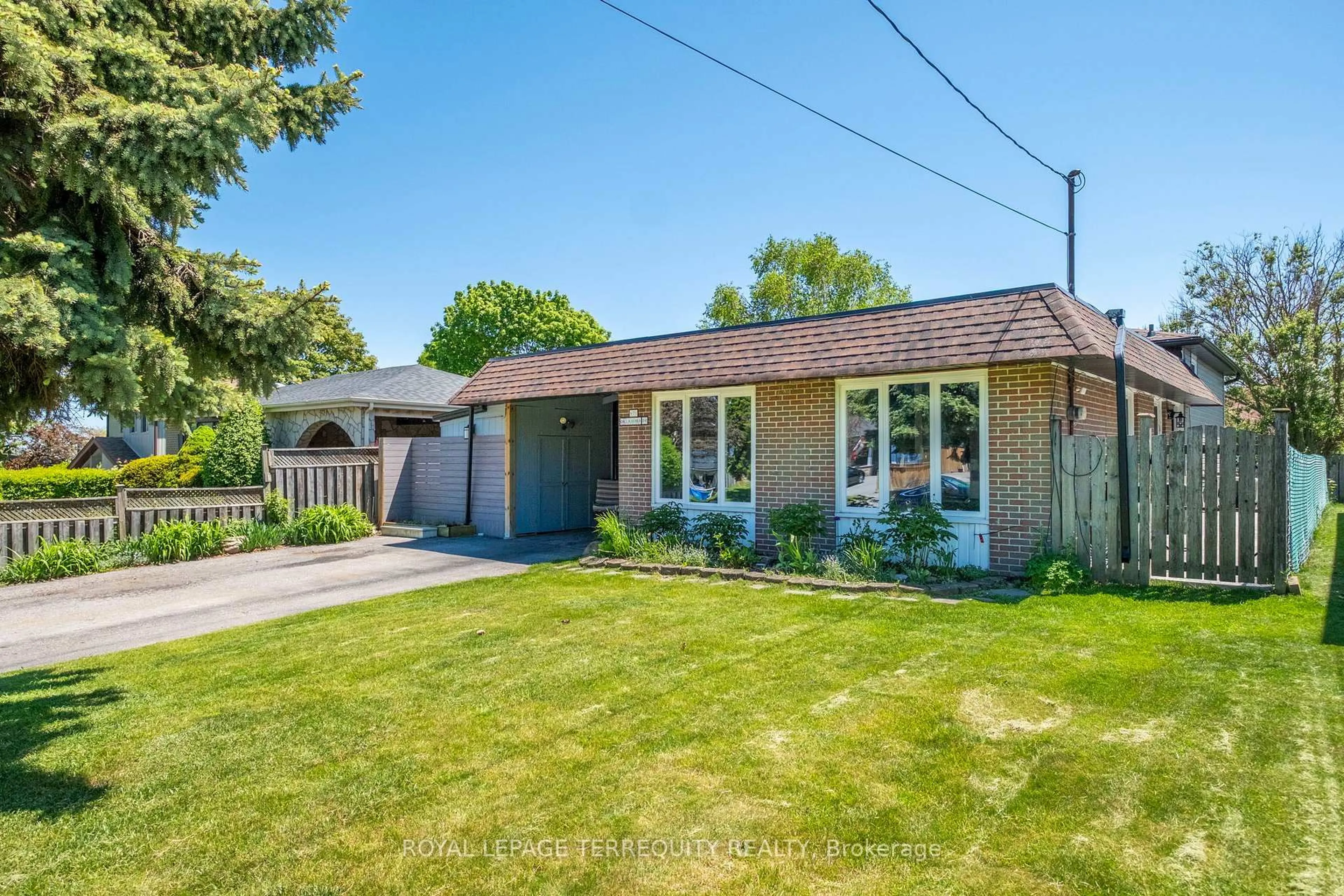 A pic from outside/outdoor area/front of a property/back of a property/a pic from drone, street for 971 Oklahoma Dr, Pickering Ontario L1W 2H8