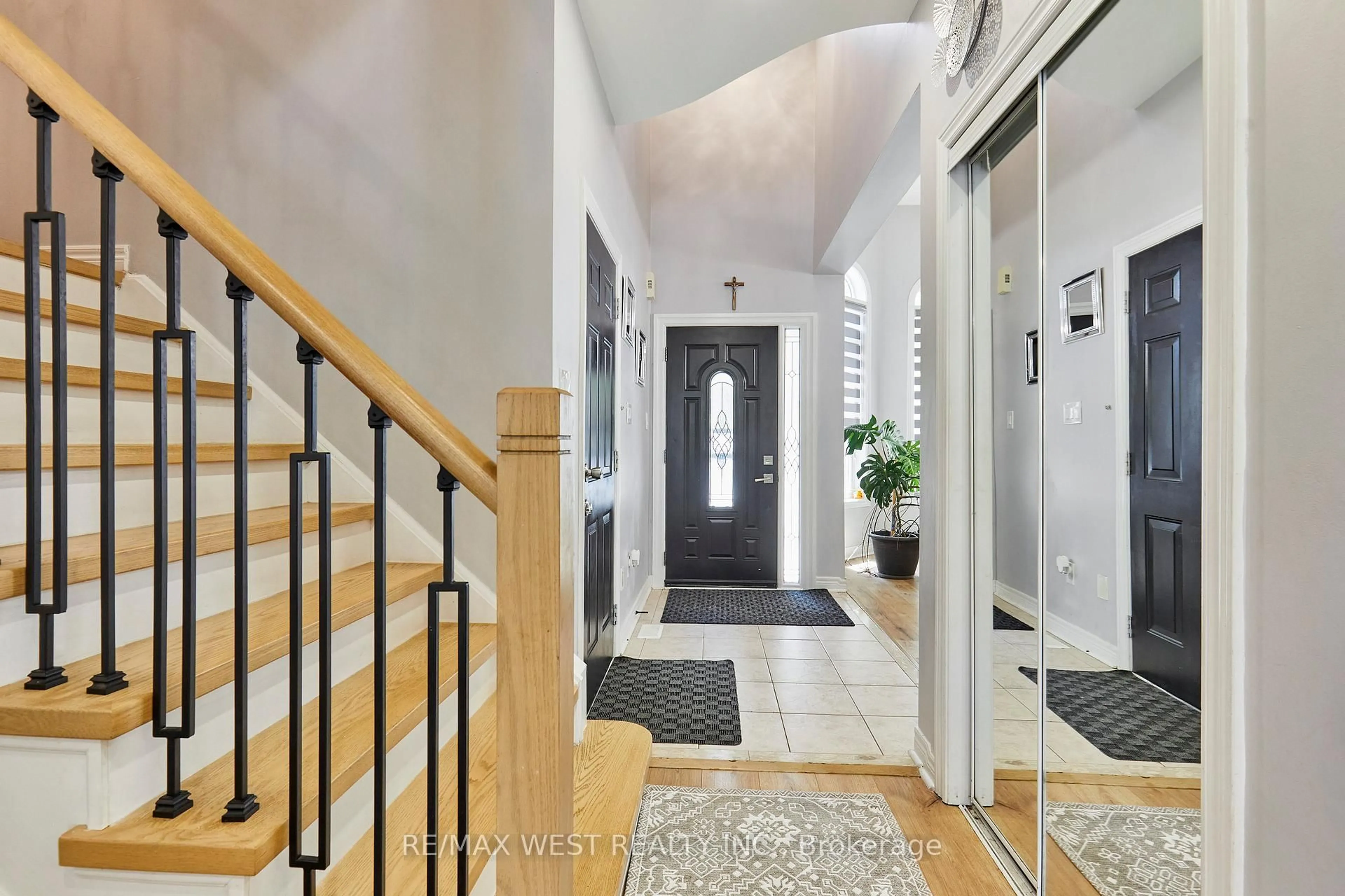 Indoor entryway for 67 Kenilworth Cres, Whitby Ontario L1M 2M7