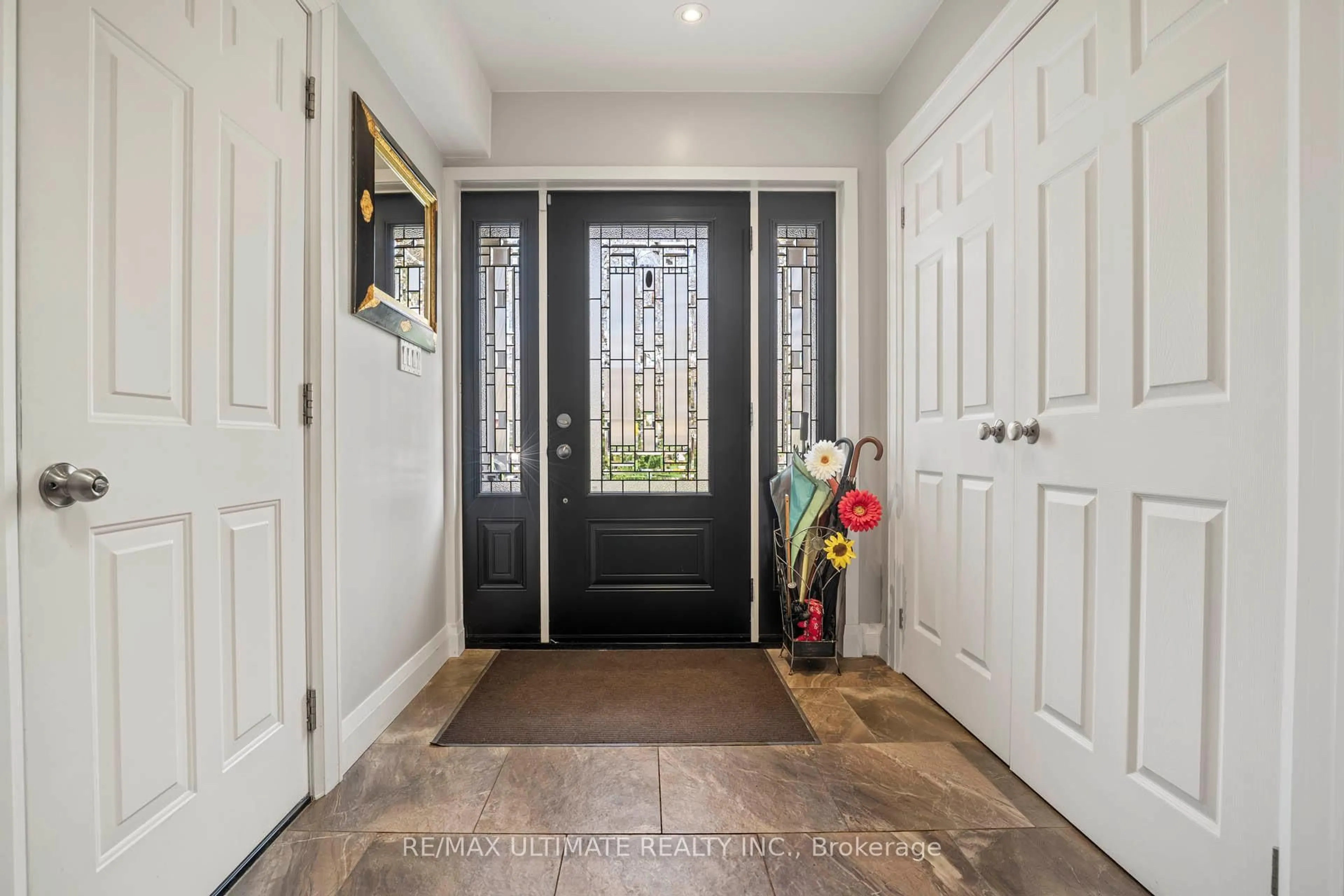 Indoor entryway for 21 Brinloor Blvd, Toronto Ontario M1M 1L3