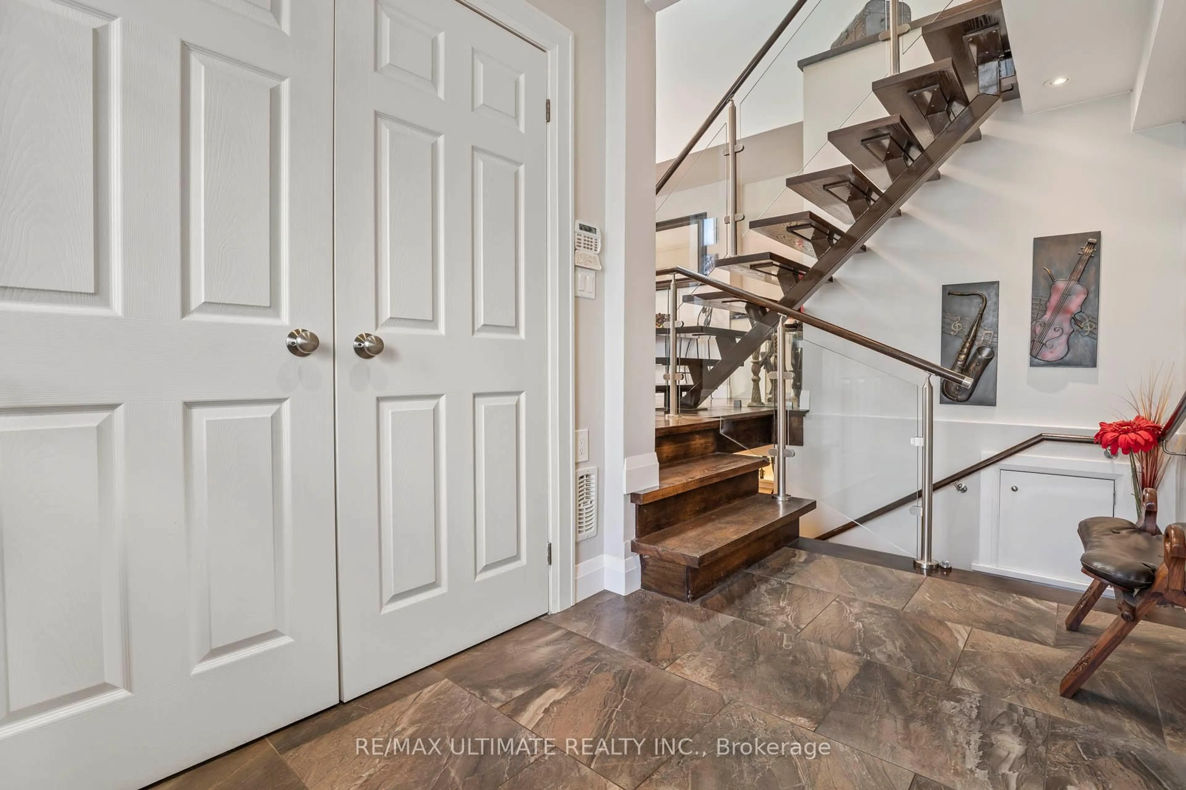 Indoor entryway for 21 Brinloor Blvd, Toronto Ontario M1M 1L3