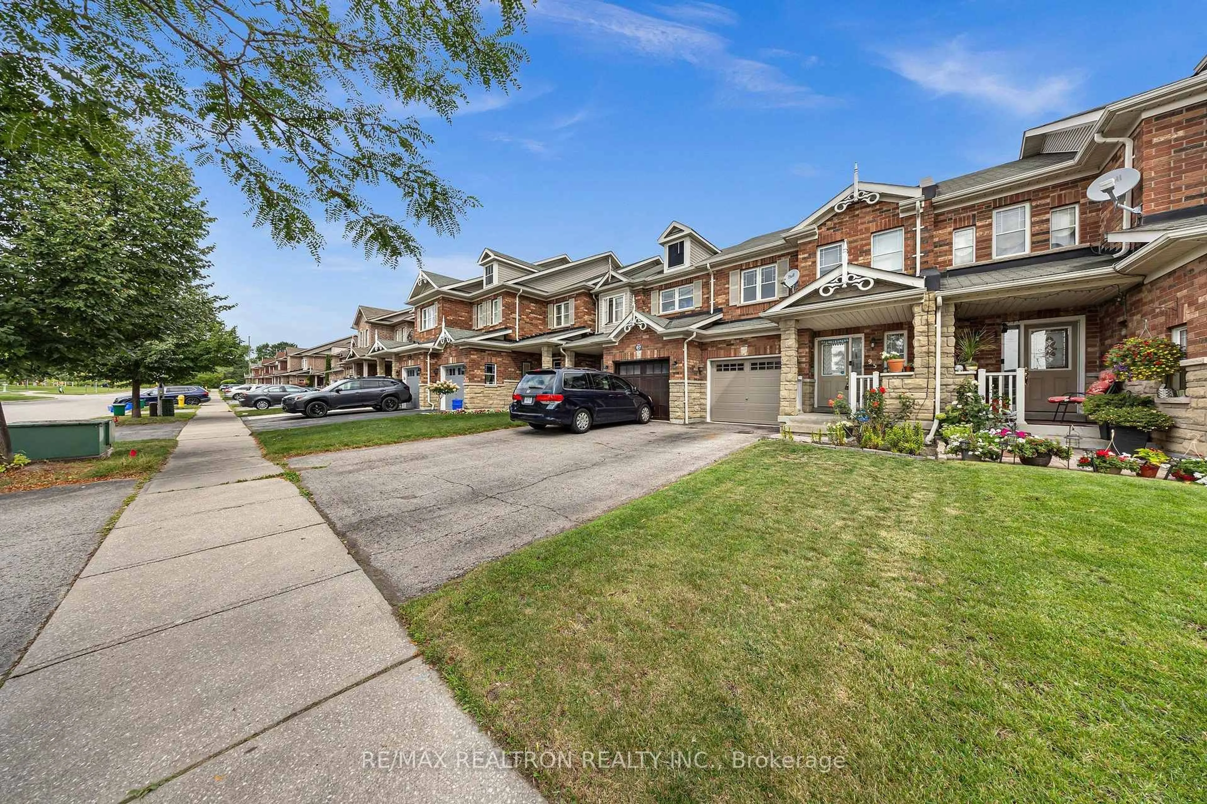 A pic from outside/outdoor area/front of a property/back of a property/a pic from drone, street for 95 Beer Cres, Ajax Ontario L1S 0B9