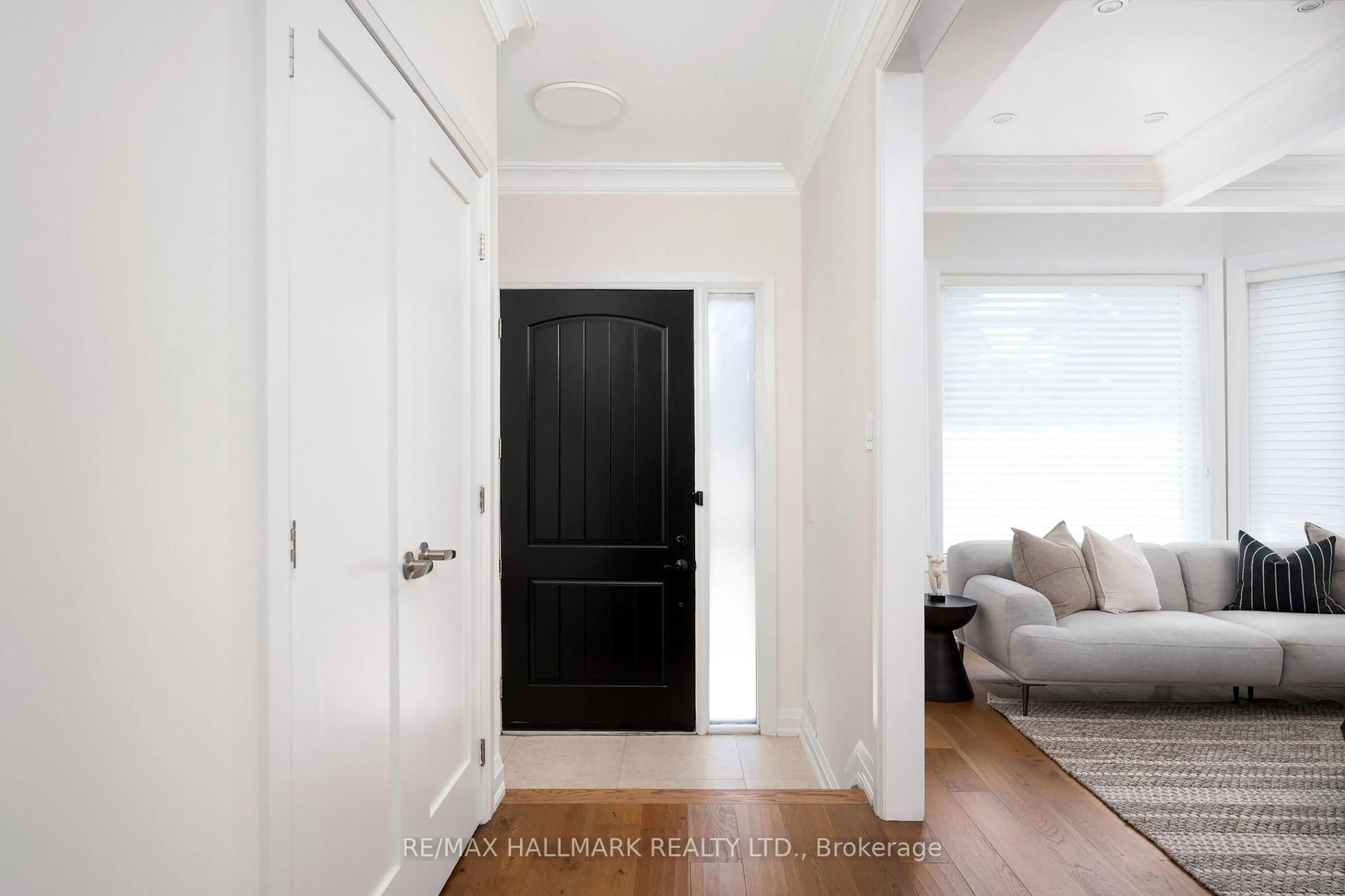 Indoor entryway for 136 Glenwood Cres, Toronto Ontario M4B 1K2