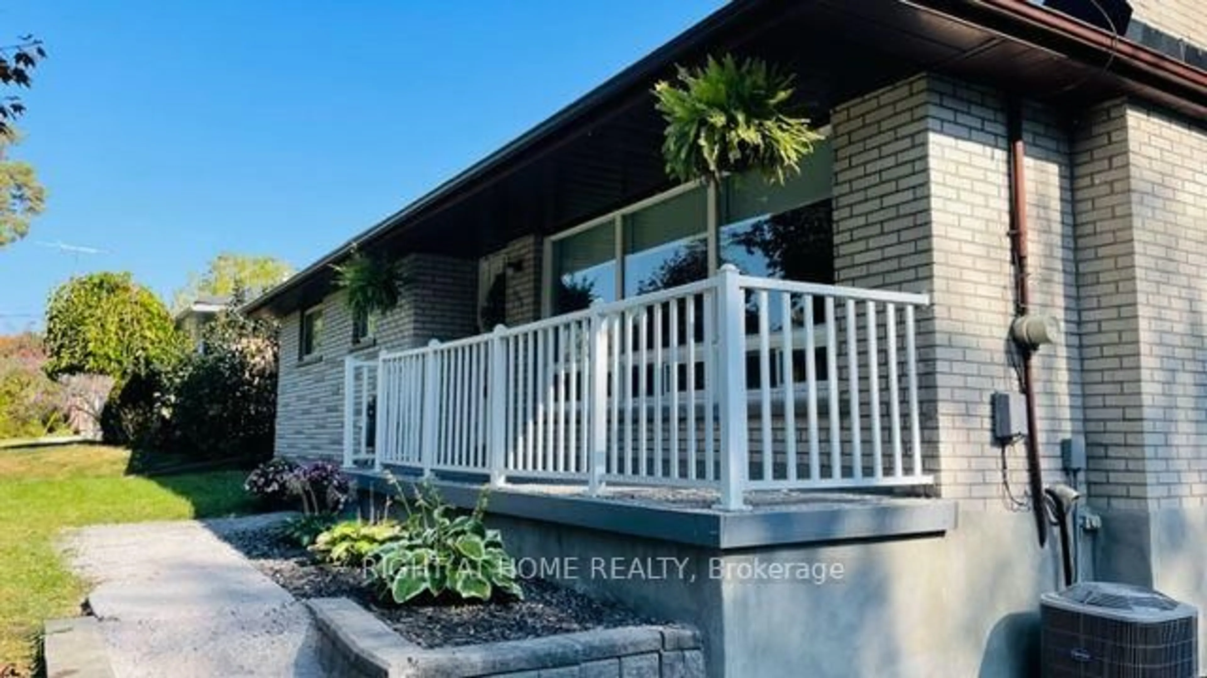 Home with vinyl exterior material, water/lake/river/ocean view for 251 Mill St, Clarington Ontario L1B 1J3