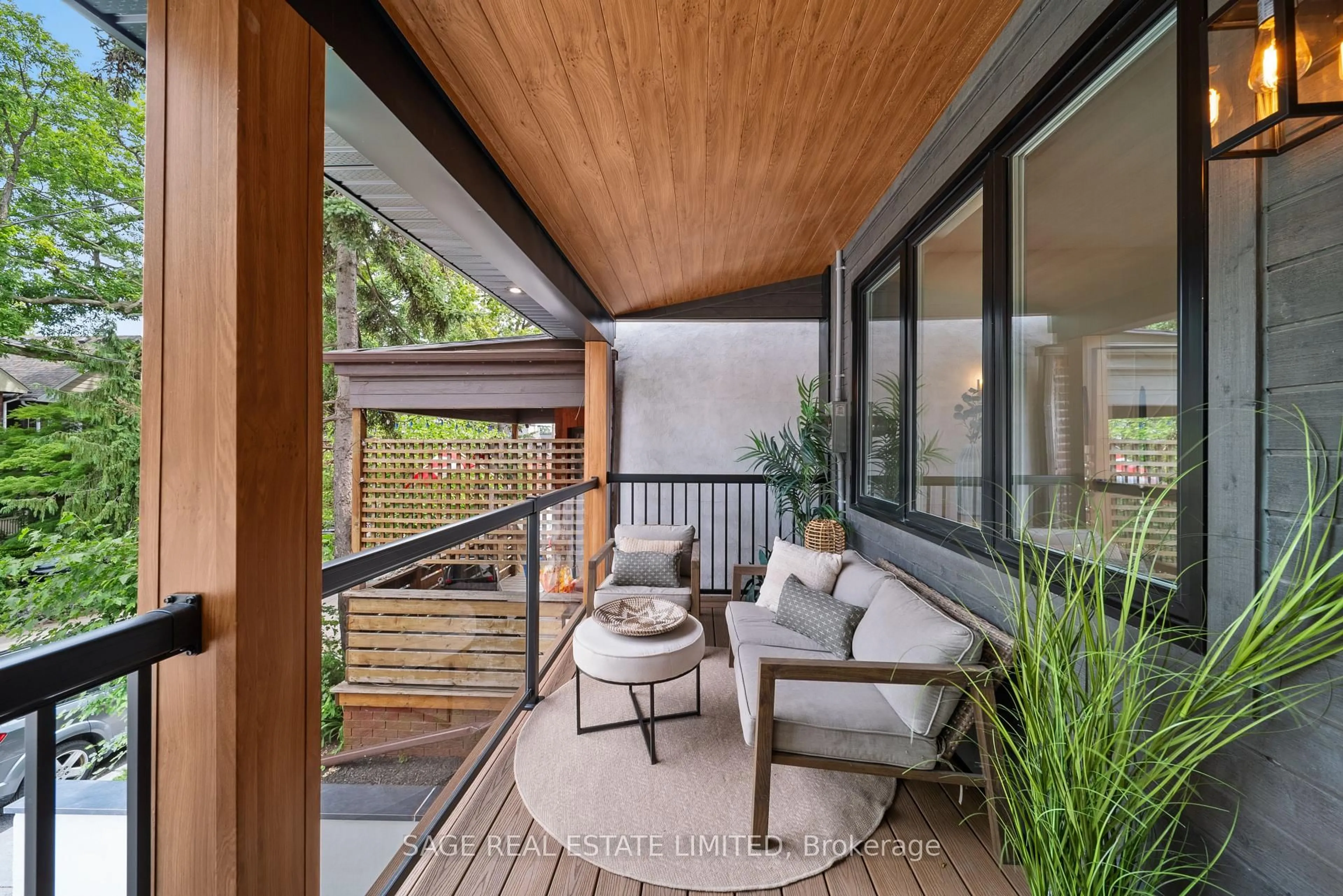 Patio, street for 116 Lee Ave, Toronto Ontario M4E 2P3