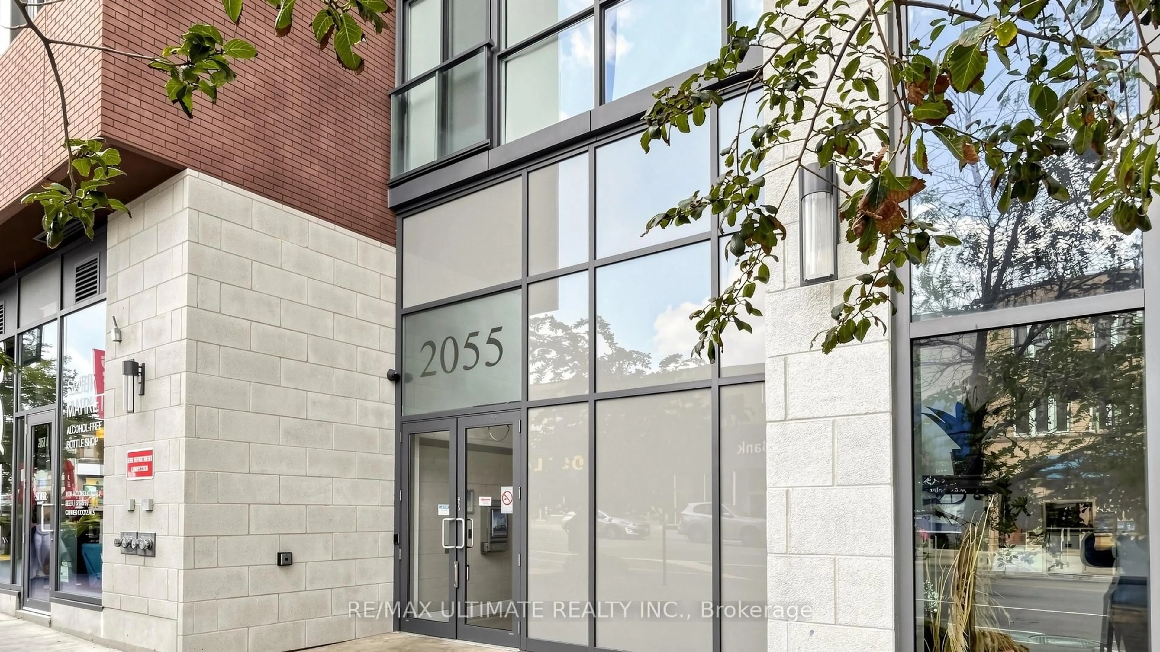 Indoor foyer for 2055 Danforth Ave #404, Toronto Ontario M4C 1J8