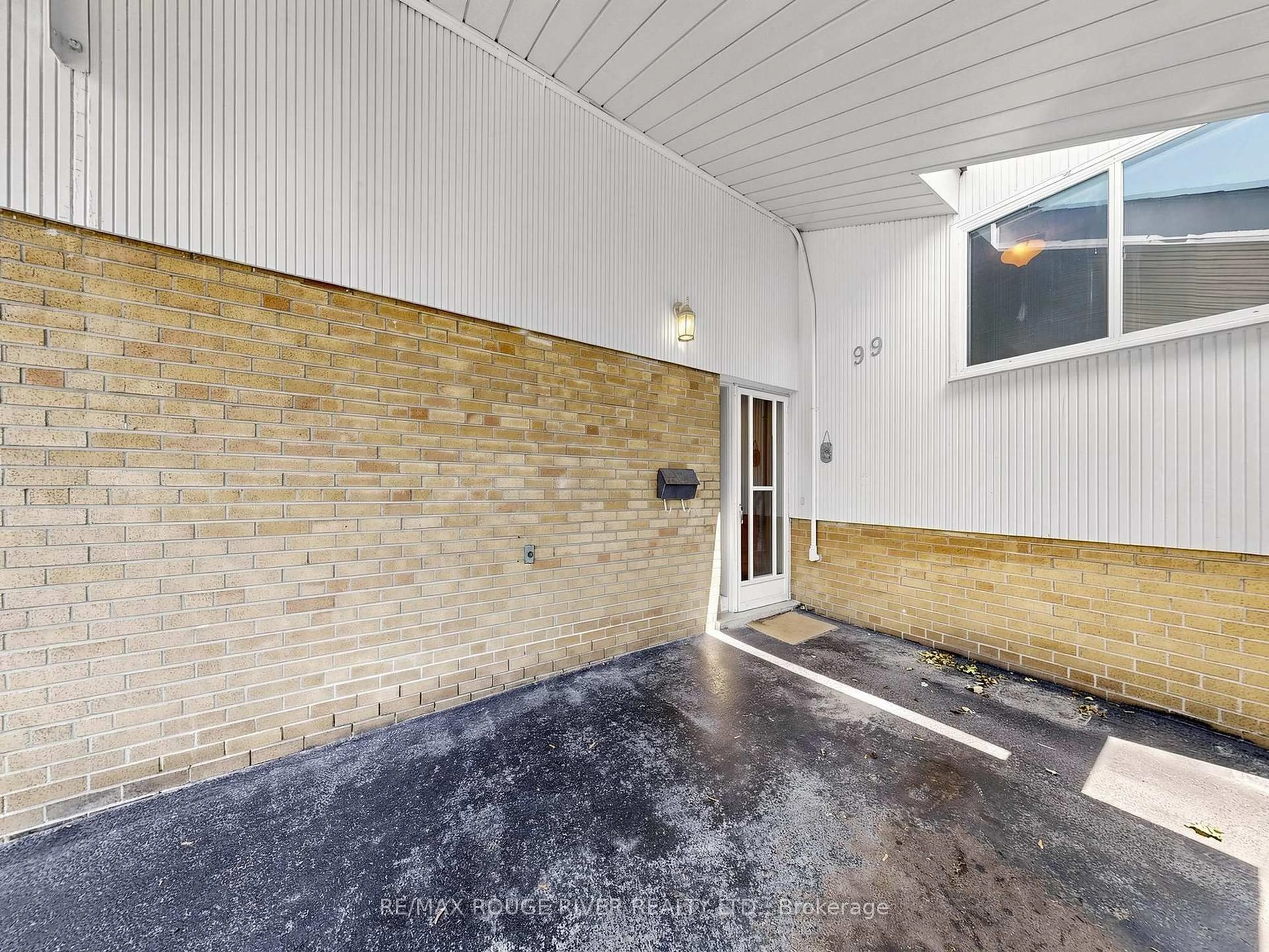 Indoor foyer for 99 Oakley Blvd, Toronto Ontario M1P 3P8