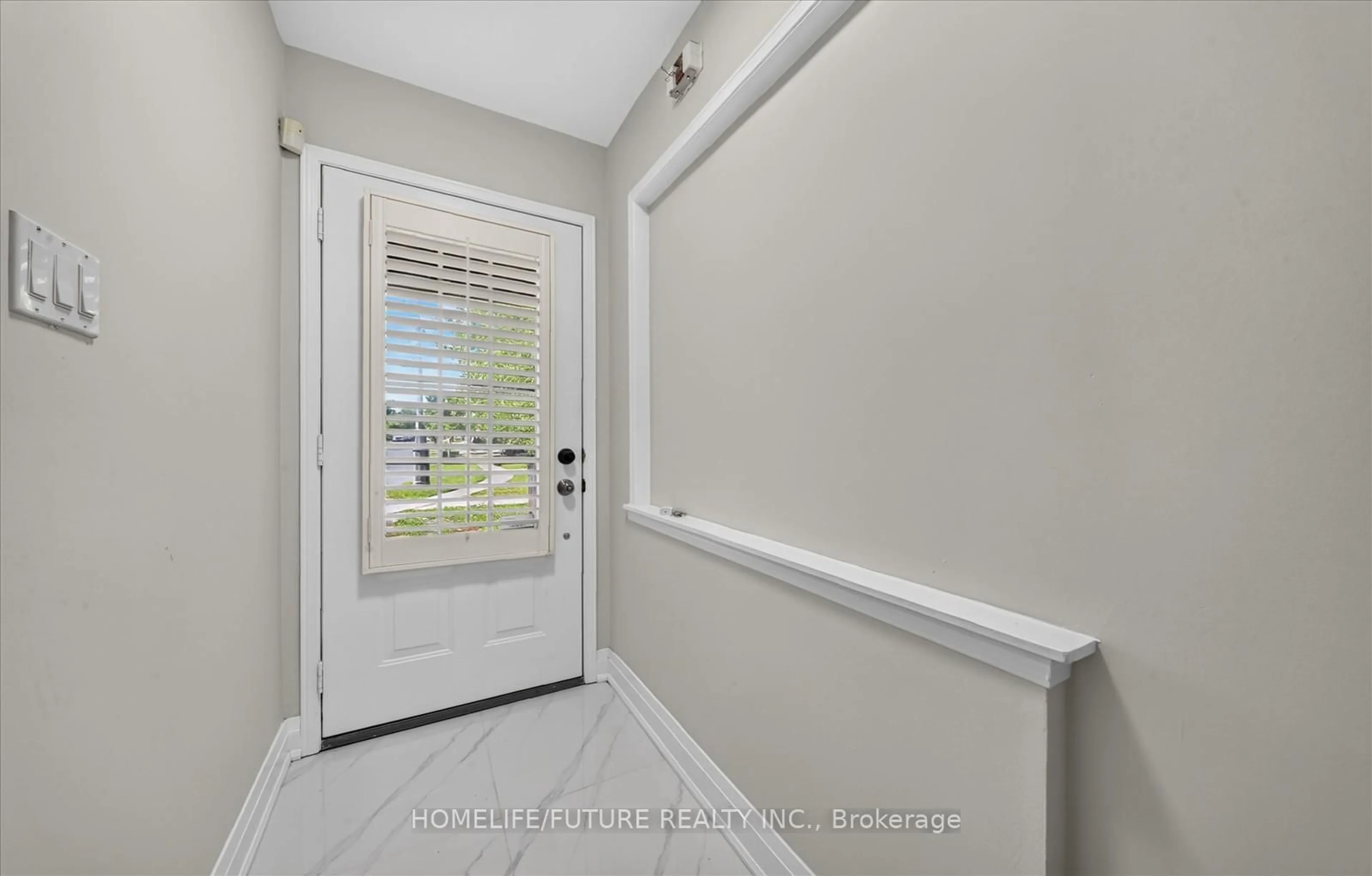 Indoor entryway for 2009 Secretariat Pl, Oshawa Ontario L1L 1C8