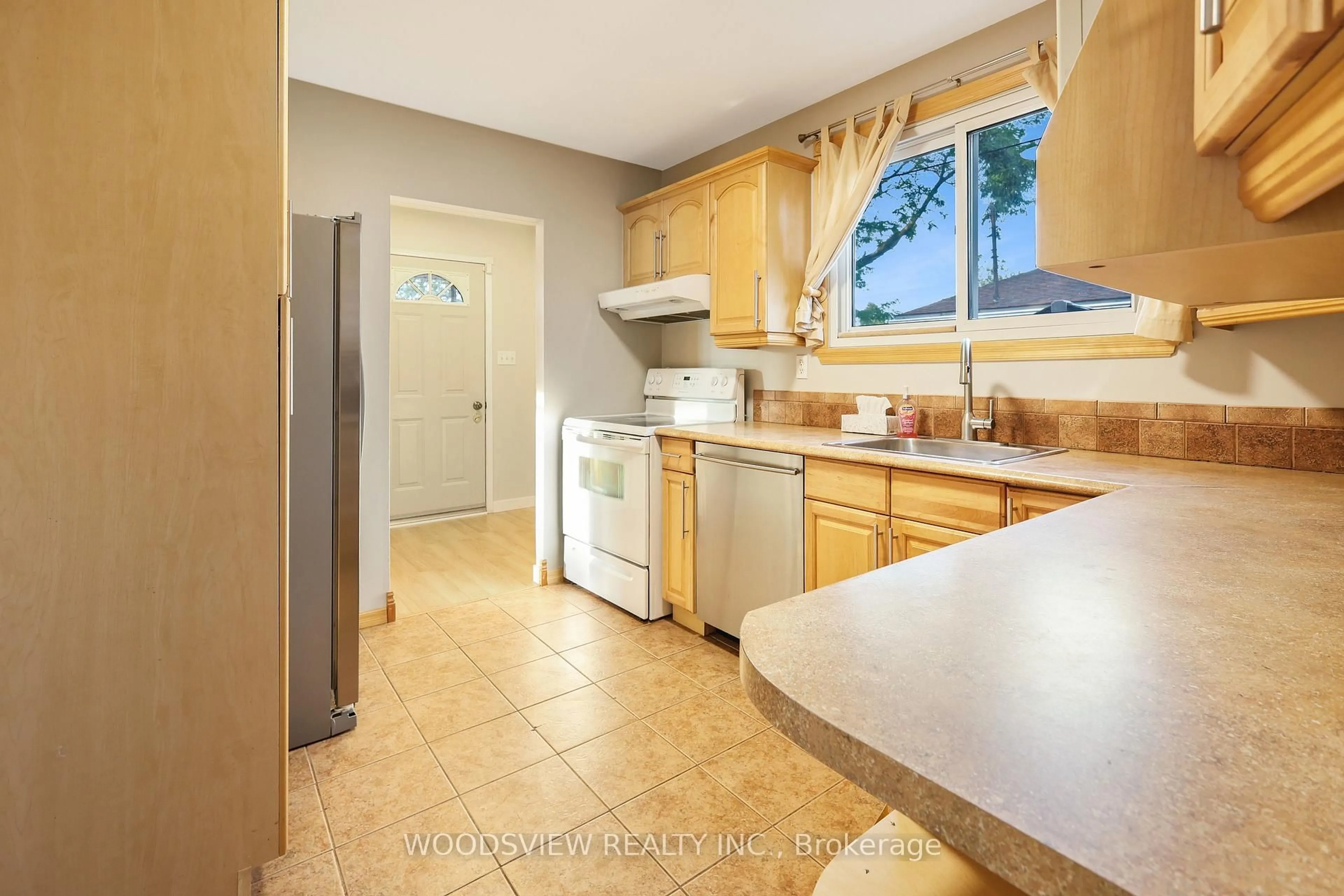 Standard kitchen, ceramic/tile floor for 851 Moretta Ave, Pickering Ontario L1W 2K1