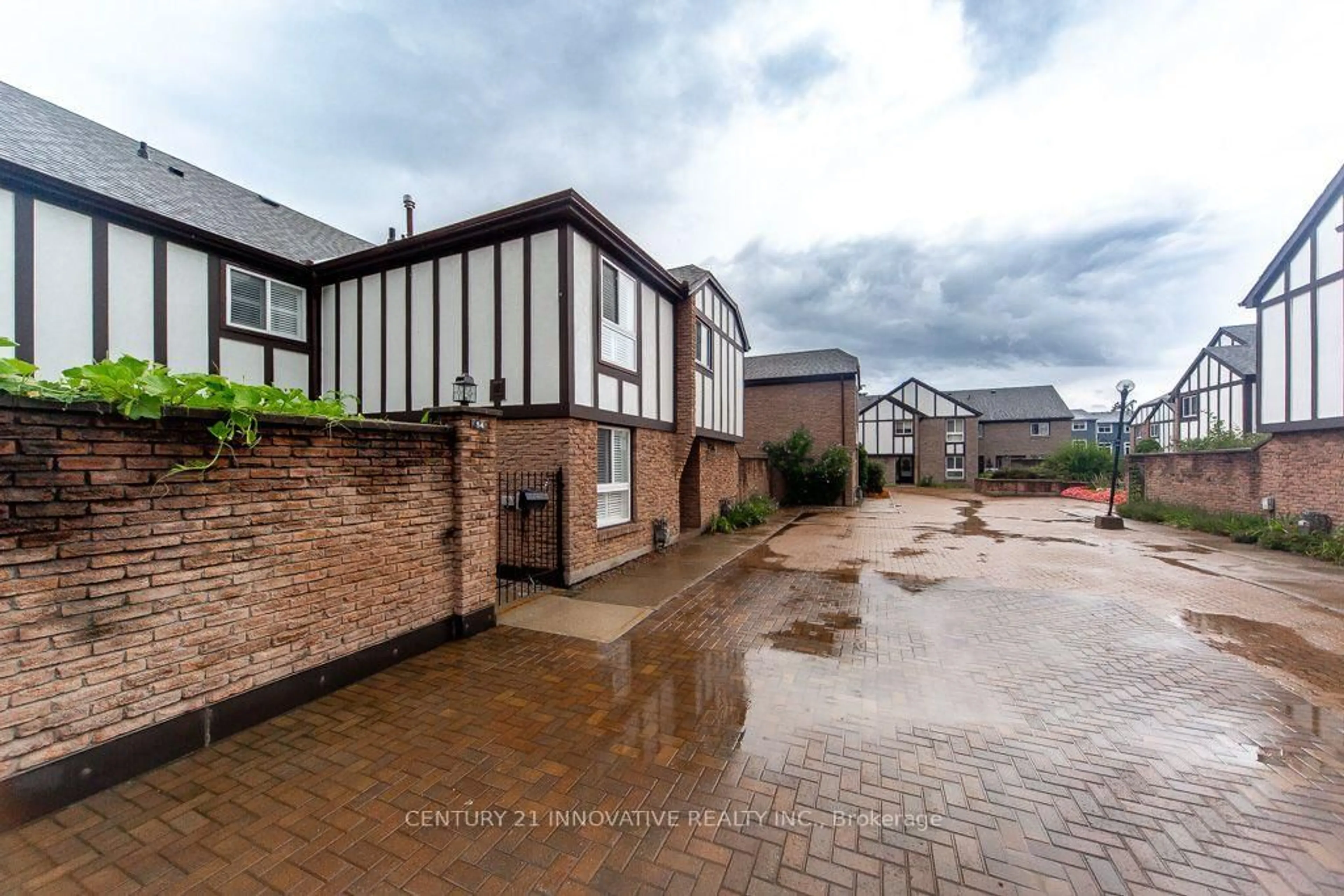 A pic from outside/outdoor area/front of a property/back of a property/a pic from drone, street for 2 Dailing Gate #52, Toronto Ontario M1B 1Z8