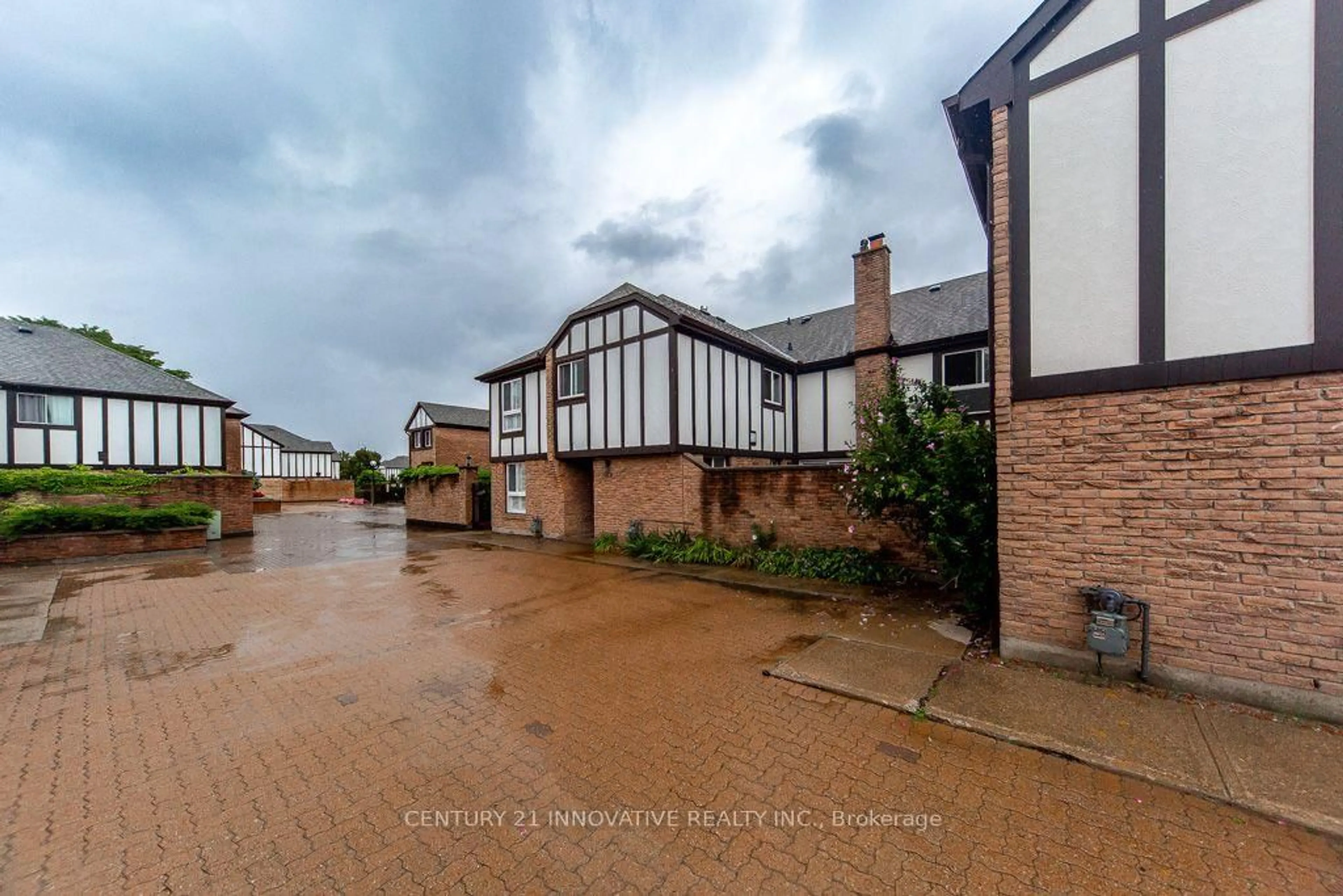 A pic from outside/outdoor area/front of a property/back of a property/a pic from drone, street for 2 Dailing Gate #52, Toronto Ontario M1B 1Z8