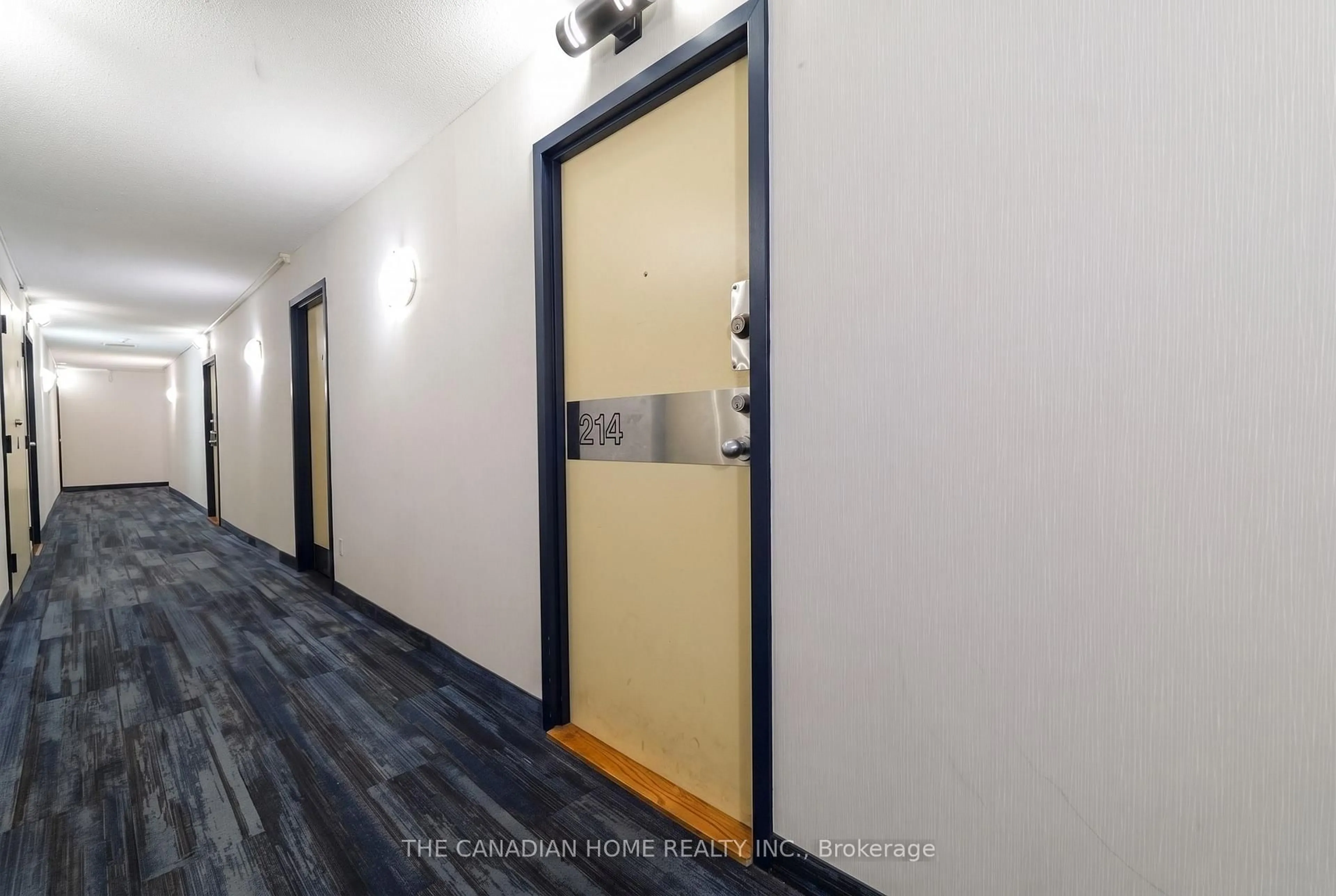 Indoor foyer for 2466 Eglinton Ave #214, Toronto Ontario M1K 5J8