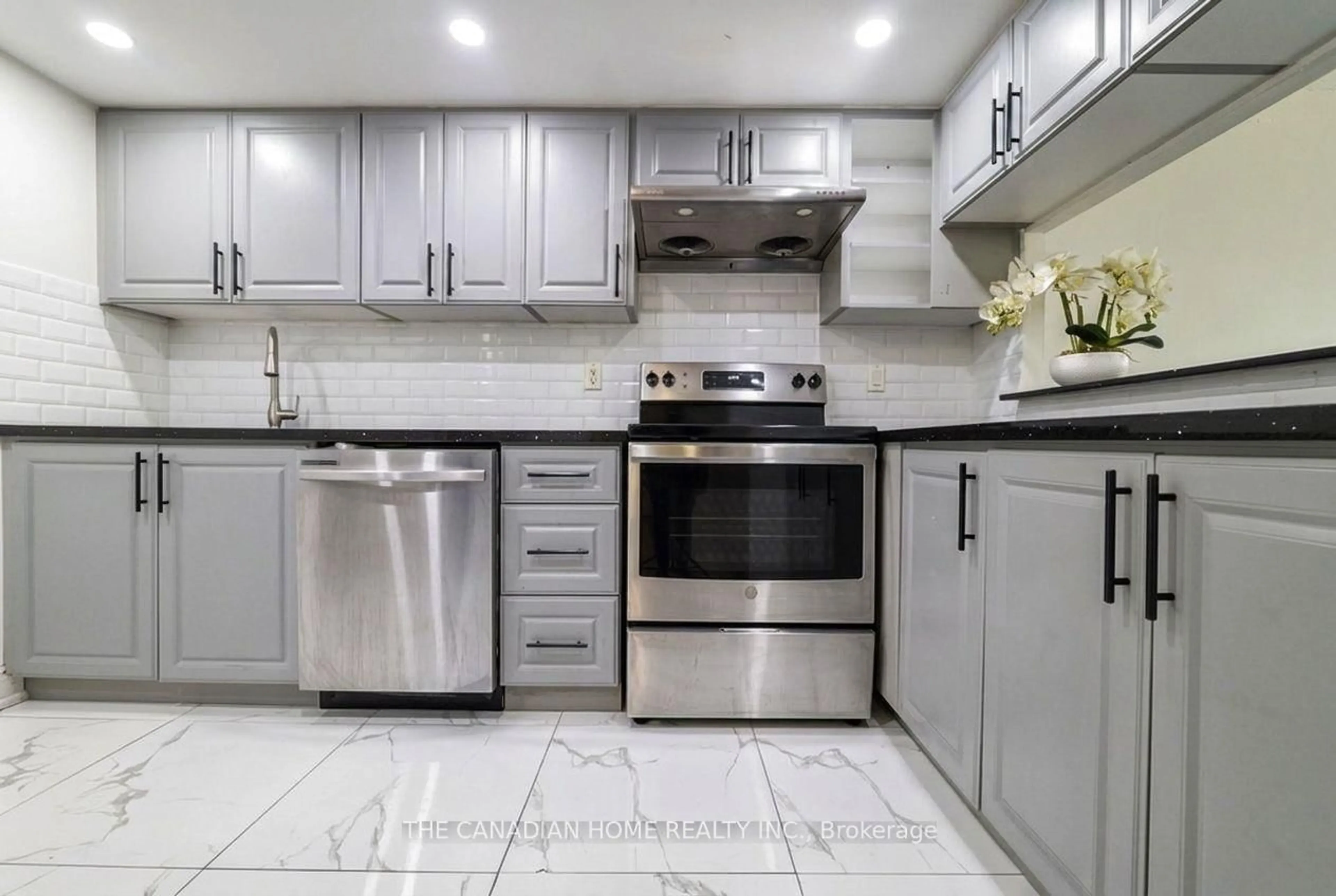 Standard kitchen, ceramic/tile floor for 2466 Eglinton Ave #214, Toronto Ontario M1K 5J8