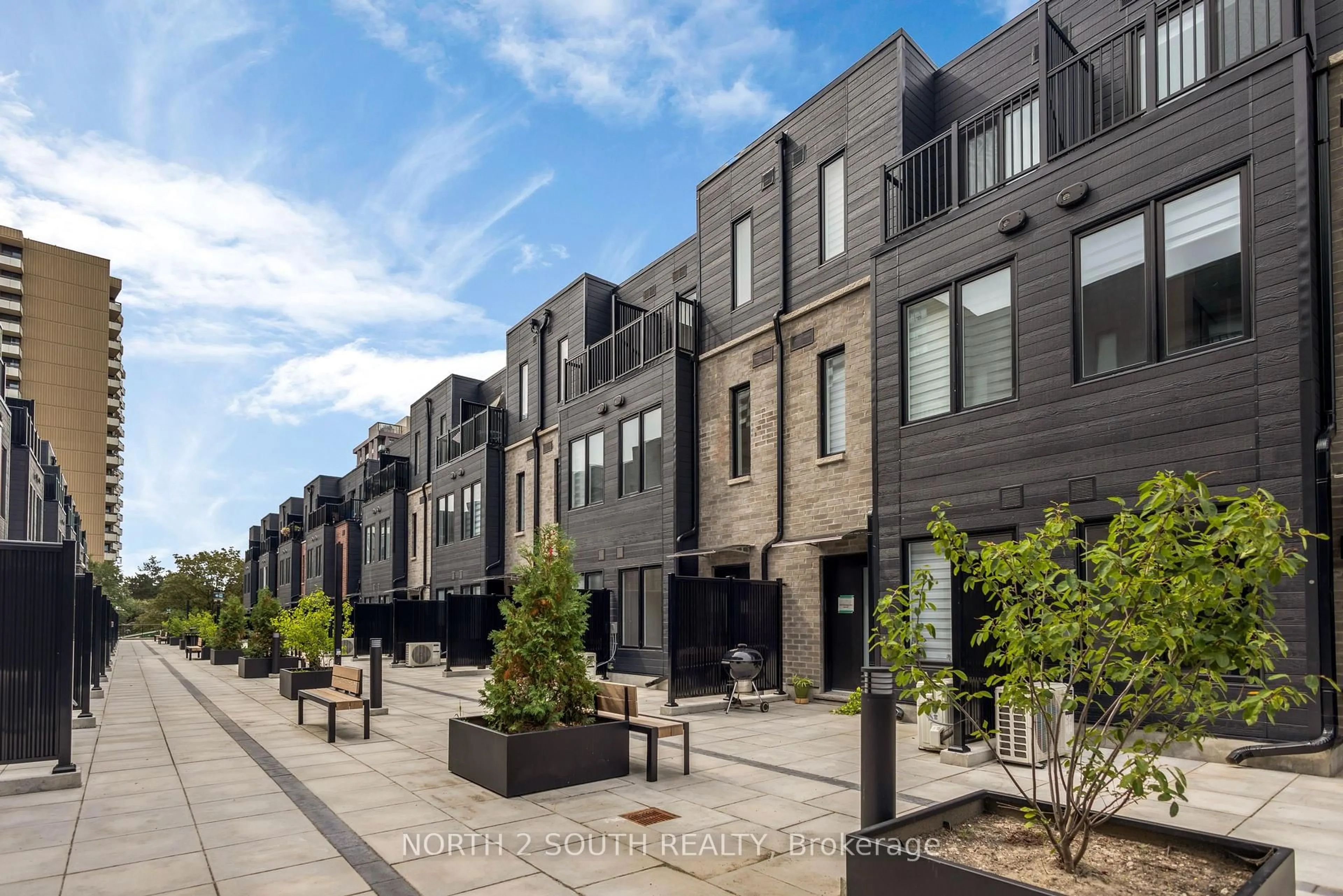 Patio, street for 3079 Pharmacy Ave #27, Toronto Ontario M1W 2H1