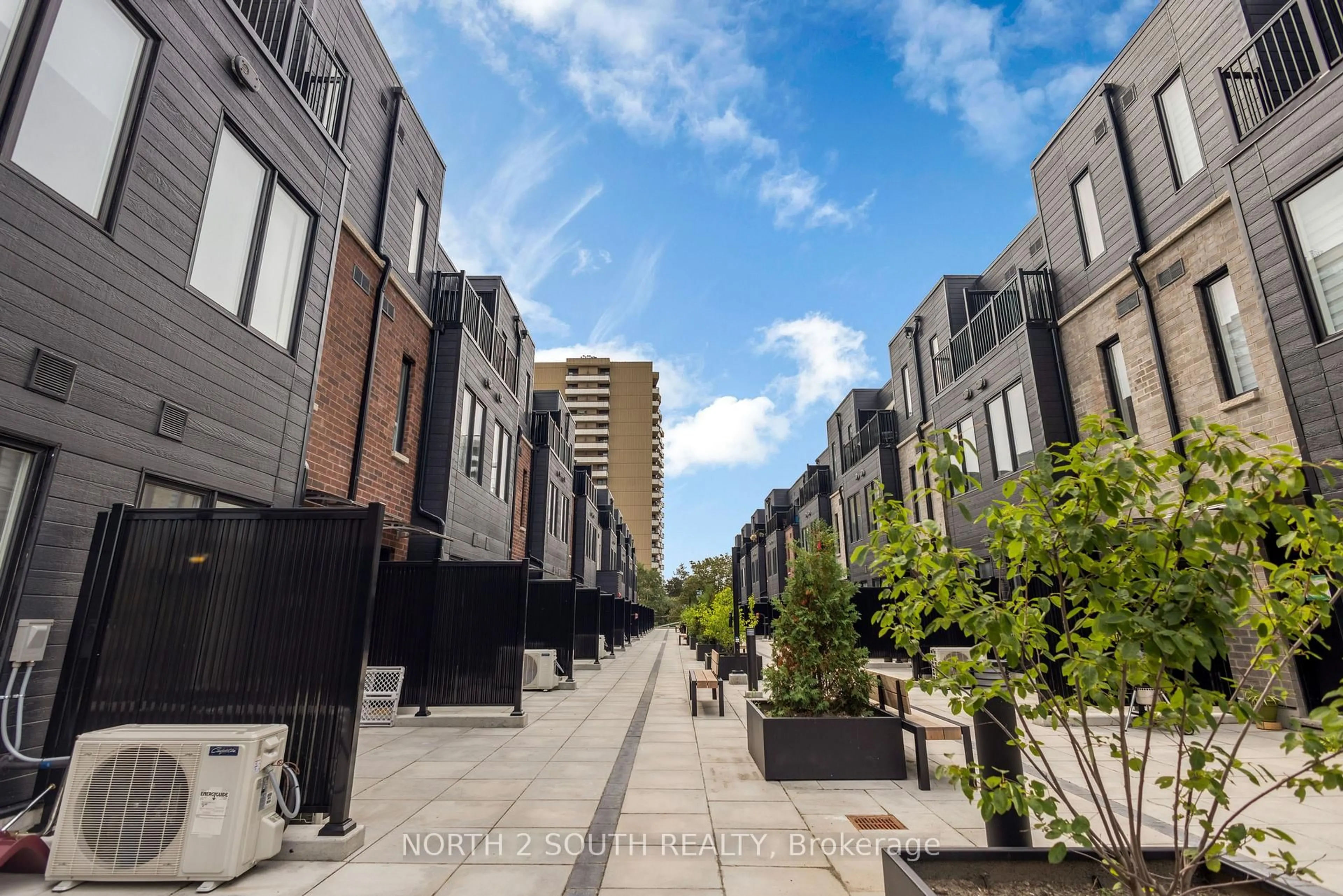 Patio, street for 3079 Pharmacy Ave #27, Toronto Ontario M1W 2H1