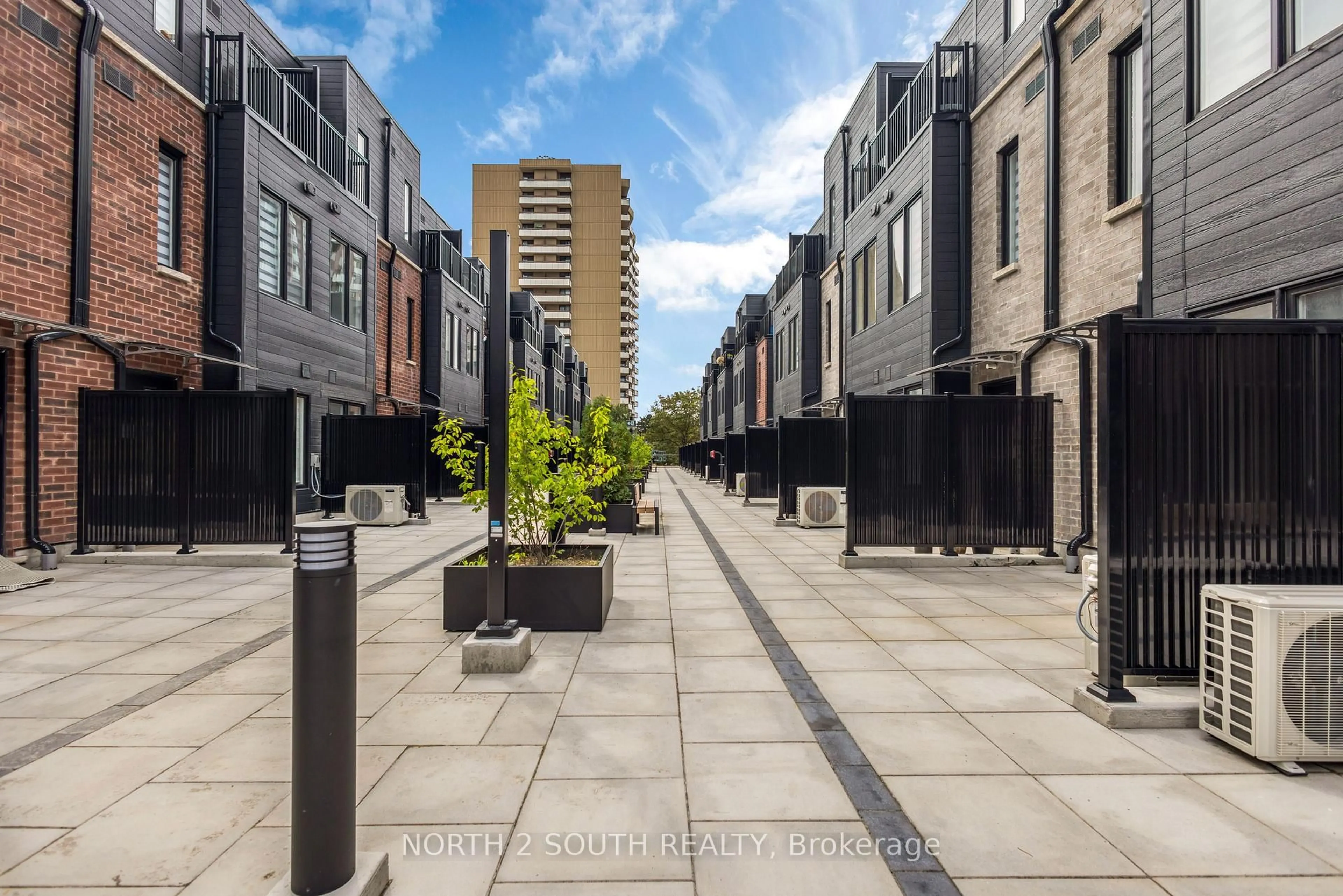 Patio, street for 3079 Pharmacy Ave #27, Toronto Ontario M1W 2H1