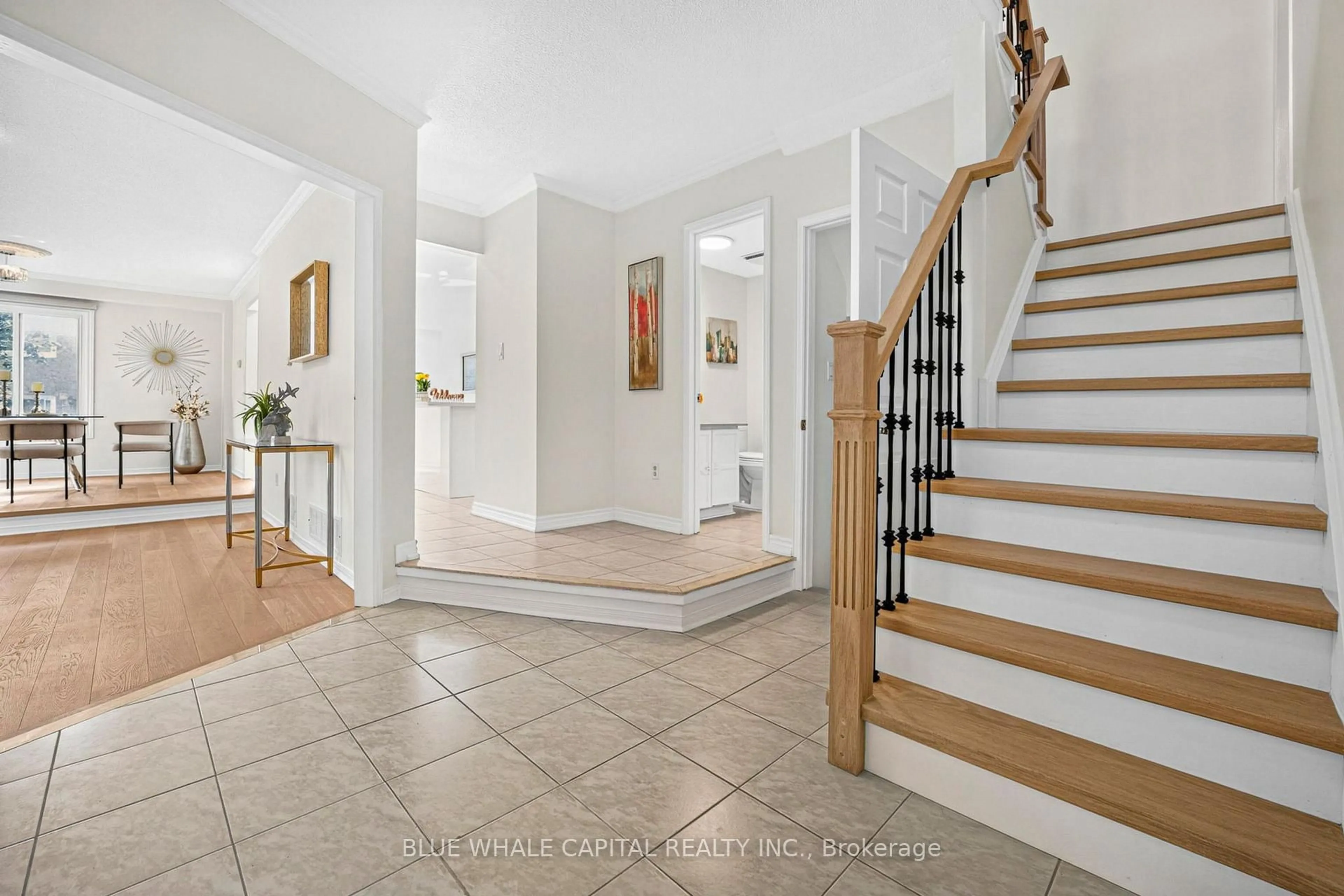 Indoor foyer for 61 Holmbush Cres, Toronto Ontario M1V 2Y8