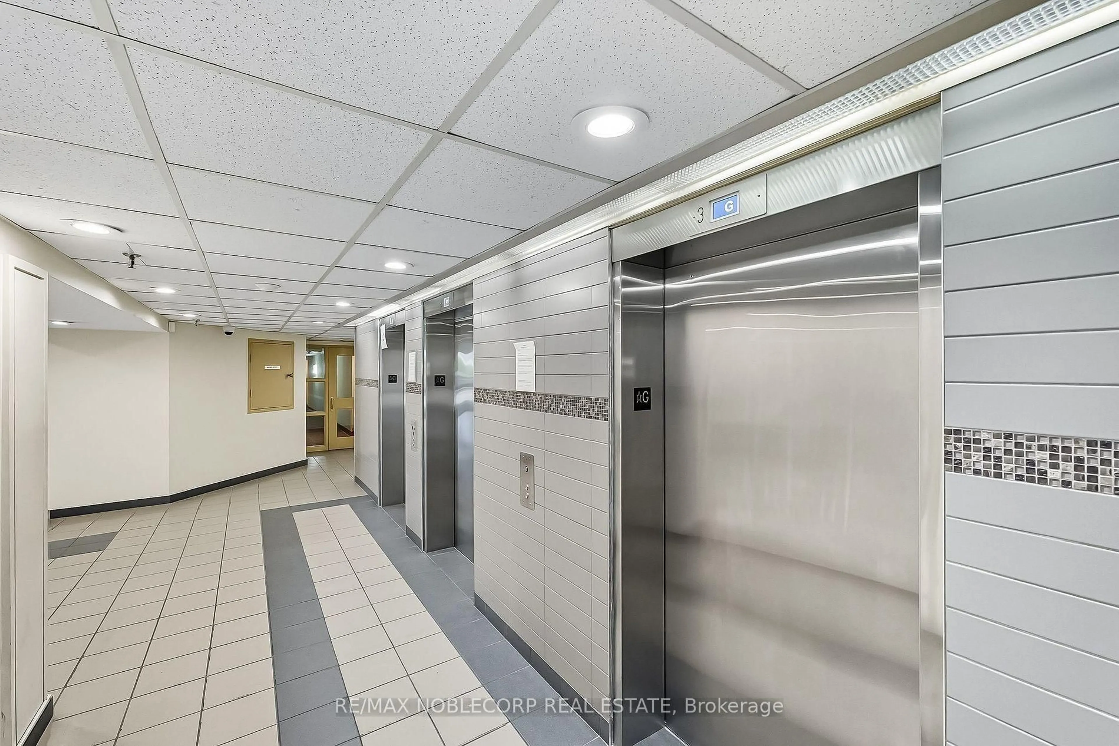 Indoor foyer for 400 Mclevin Ave #1603, Toronto Ontario M1B 5J4
